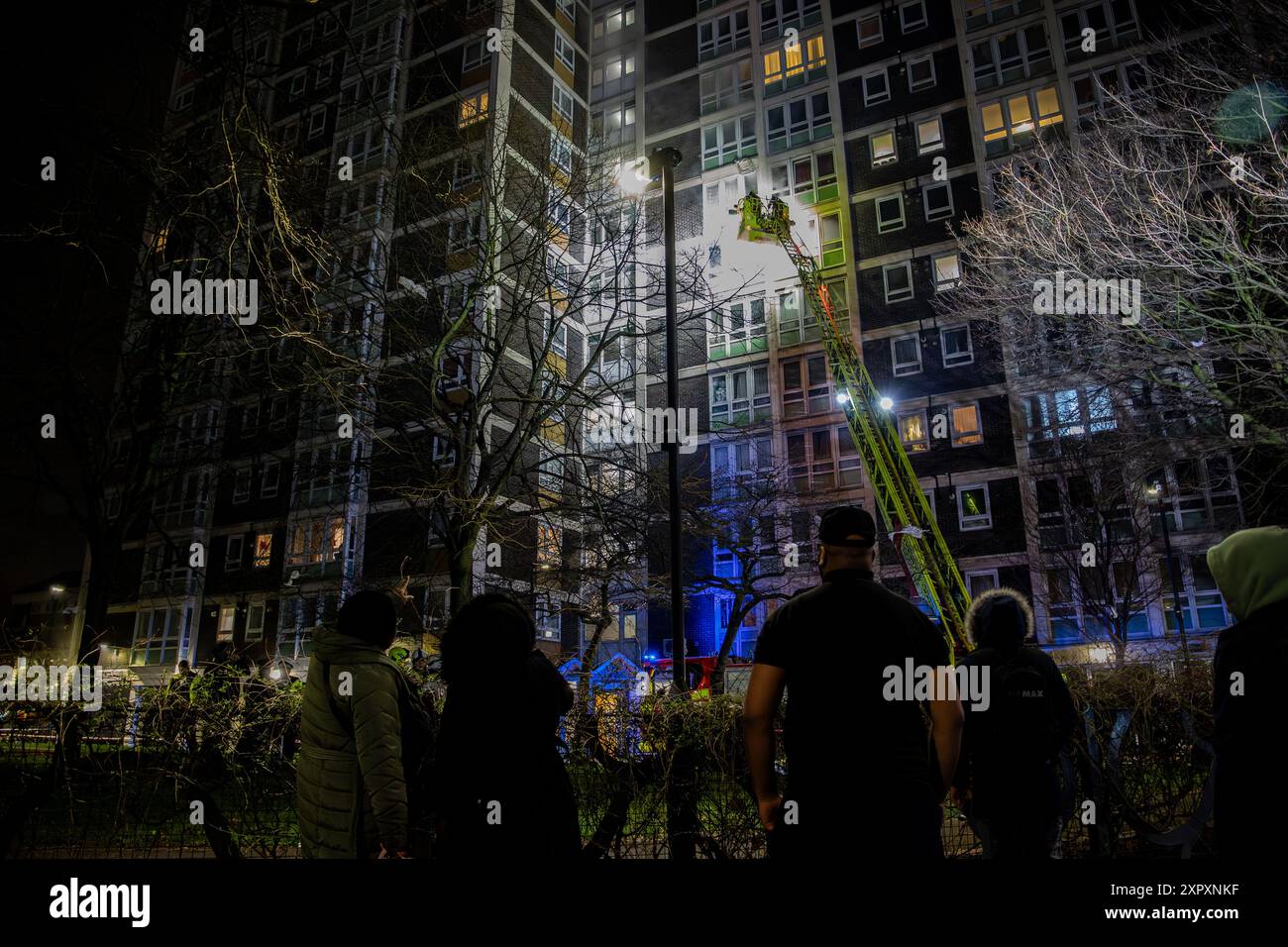 Ein in Brand geratener Londoner Wohnturm wird von der Londoner Feuerbrigade beaufsichtigt Stockfoto