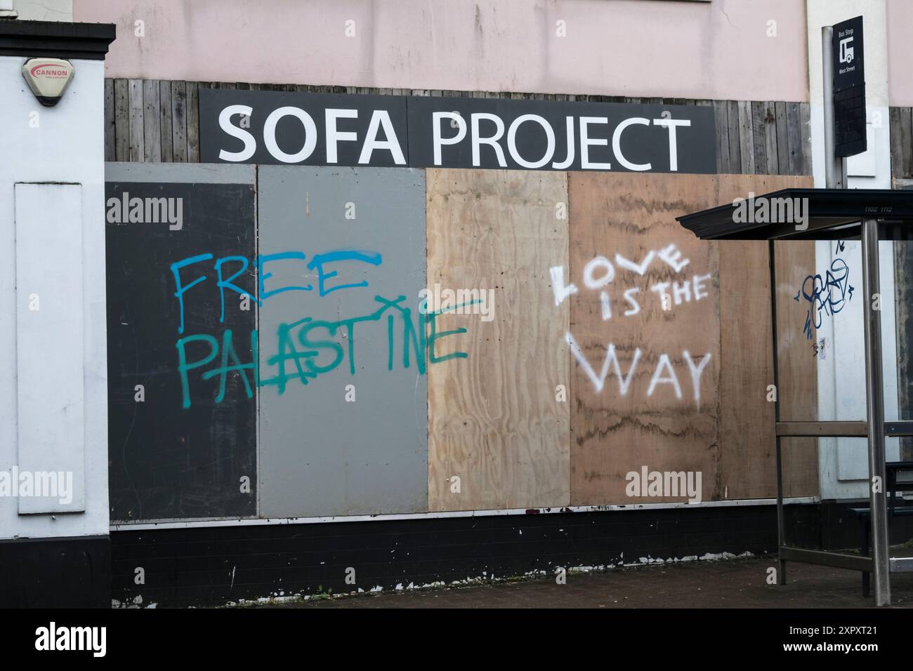 Bristol, Großbritannien. August 2024. Als Bristol wurden Bretter über Nacht graffitiert. Ladenbesitzer im Old Market Area von Bristol hatten ihre Fenster in Aussicht auf eine rechtsextreme zivile Störung gestern Nacht geplatzt. Ein massiver Gegenprotest der lokalen Bevölkerung und ein erheblicher Polizeieinsatz bedeuteten, dass die rechtsextremen oder Stop the Boats Demonstranten nicht erschienen. Eine lokale Anwaltskanzlei, die sich auf Einwanderungsrecht spezialisiert hat, wurde als Ziel der Rechtsextremen angesehen. Quelle: JMF News/Alamy Live News Stockfoto