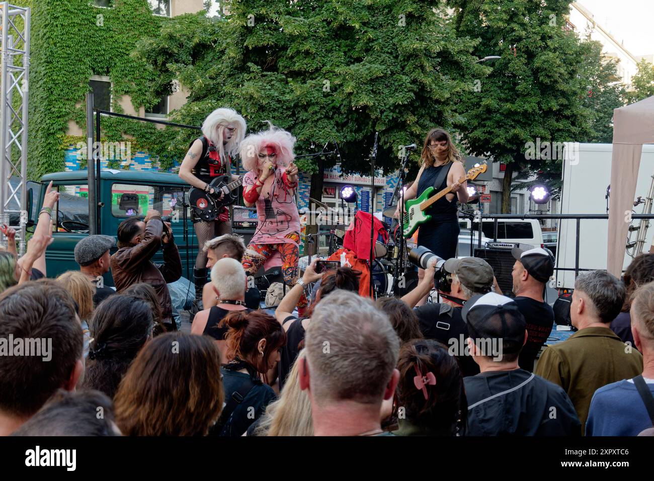 Fest de la musique, Live Musik, Eat Lipstick, Anita Drink, The Shredder an der Gitarre, Disco Punk Band, Reuterkiez, Berlin-Neukölln Stockfoto