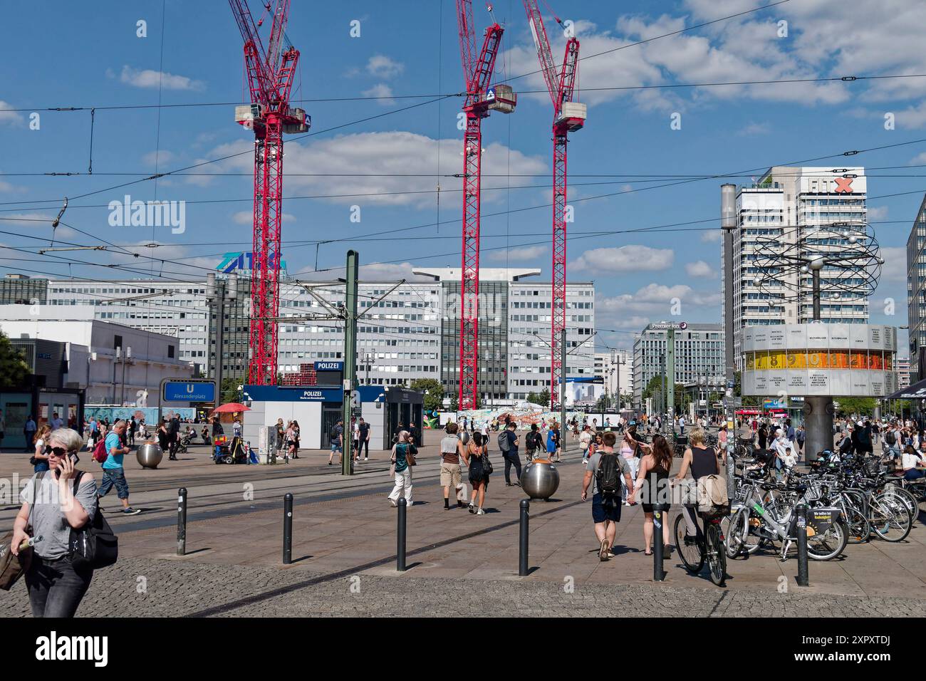 Alexanderplatz, Weltzeituhr, Polizeistation, Baustelle Hochhausprojekt D3, Convivio, Berlin-Mitte Stockfoto Alexanderplatz, Weltzeituhr, Polizeistation, Baustelle Hochhausprojekt D3, Convivio, Berlin-Mitte Stockfoto