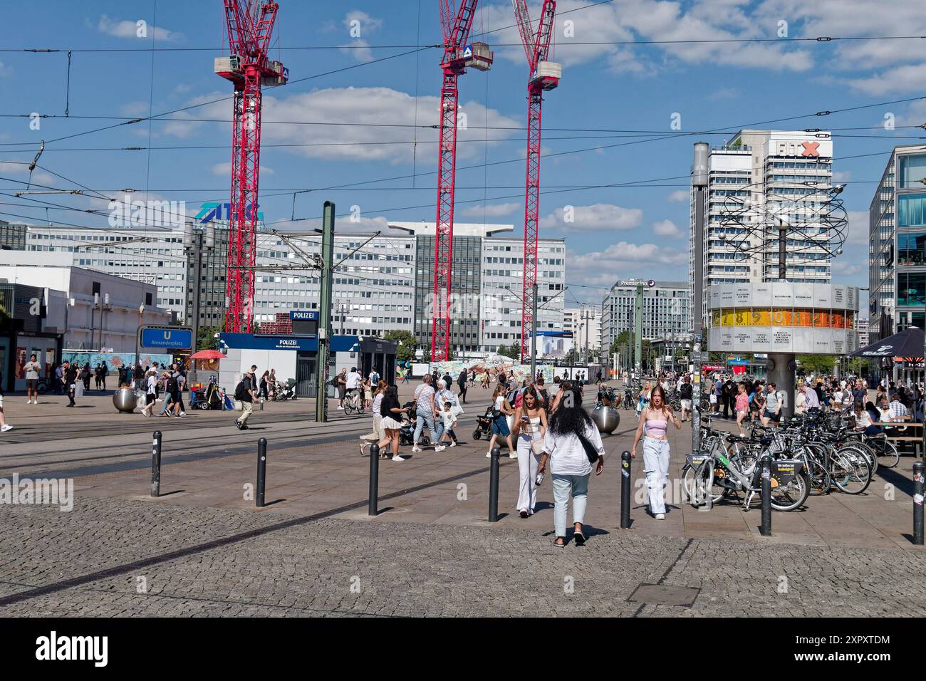 Alexanderplatz, Weltzeituhr, Polizeistation, Baustelle Hochhausprojekt D3, Convivio, Berlin-Mitte Stockfoto Alexanderplatz, Weltzeituhr, Polizeistation, Baustelle Hochhausprojekt D3, Convivio, Berlin-Mitte Stockfoto