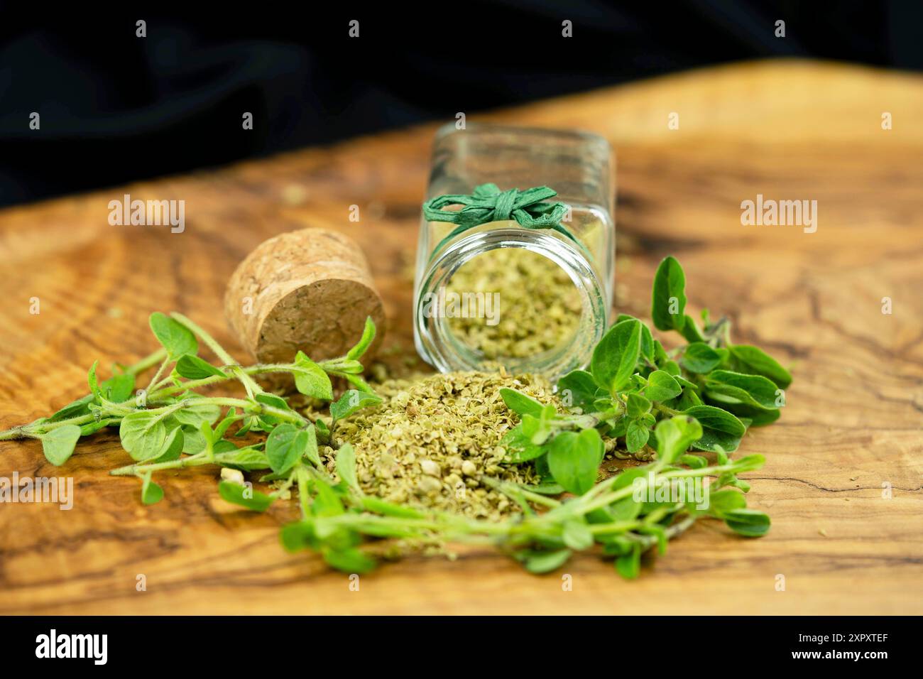 Wildes Origanum, wildes Marjoram (Origanum vulgare), frischer Oregano und in einem Glas gerieben Stockfoto