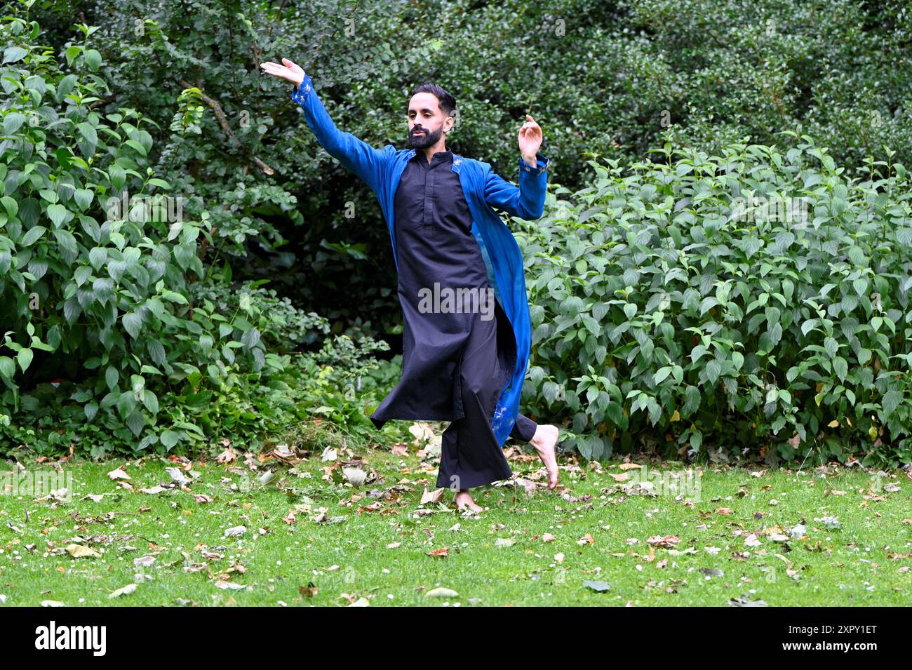 Edinburgh, Schottland, Großbritannien. August 2024. Edinburgh International Festival: In den West Princes Street Gardens spielt der Tänzer Aakash Odedra Kostümausschnitte aus Songs of the Bulbul, deren Uraufführung ab morgen im Lyceum Theatre zu sehen ist. Die Show schafft einen mediativen Austausch zwischen dem indischen klassischen Tanz Sufi Kathak und islamischer Poesie. Quelle: Craig Brown/Alamy Live News Stockfoto