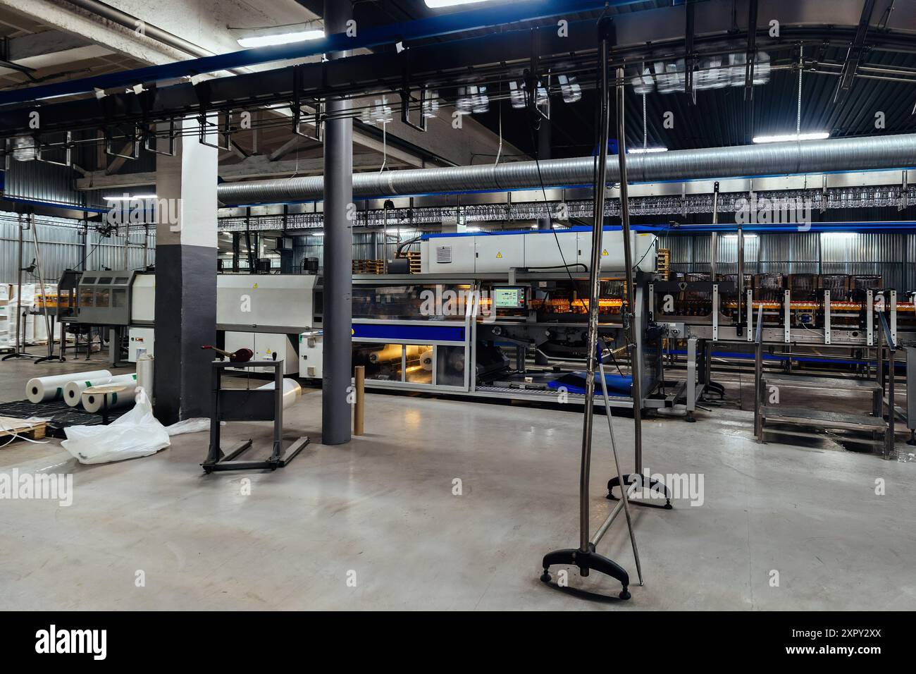 Moderne automatisierte Produktionslinie für die Abfüllung von Getränken in Kunststoffflaschen. Stockfoto