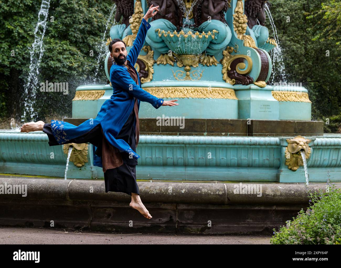 Princes Street Gardens, Edinburgh, Schottland, Vereinigtes Königreich, 08. August 2024, Edinburgh International Festival: der Tänzer Aakash Odedra führt einen Auszug aus der Weltpremiere seiner Show Songs of the Bulbul auf. Quelle: Sally Anderson/Alamy Live News Stockfoto