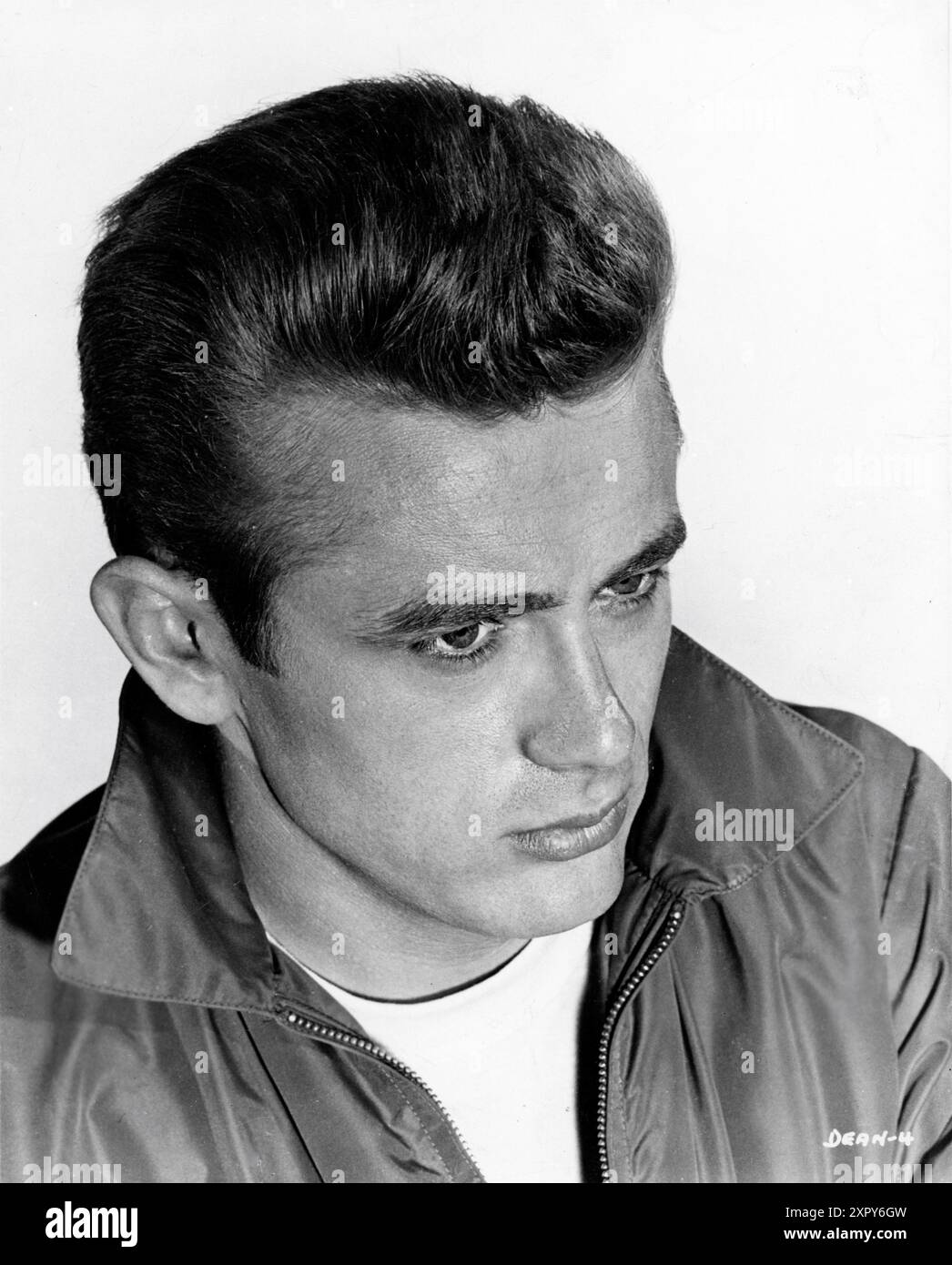 JAMES DEAN Portrait als Jim stark in REBEL WITHOUT A CAUSE 1955 Regisseur / Story NICHOLAS RAY Adaption Irving Shulman Drehbuch Stewart Stern Musik Leonard Rosenman Kostümdesign Moss Mabry Warner Bros Stockfoto