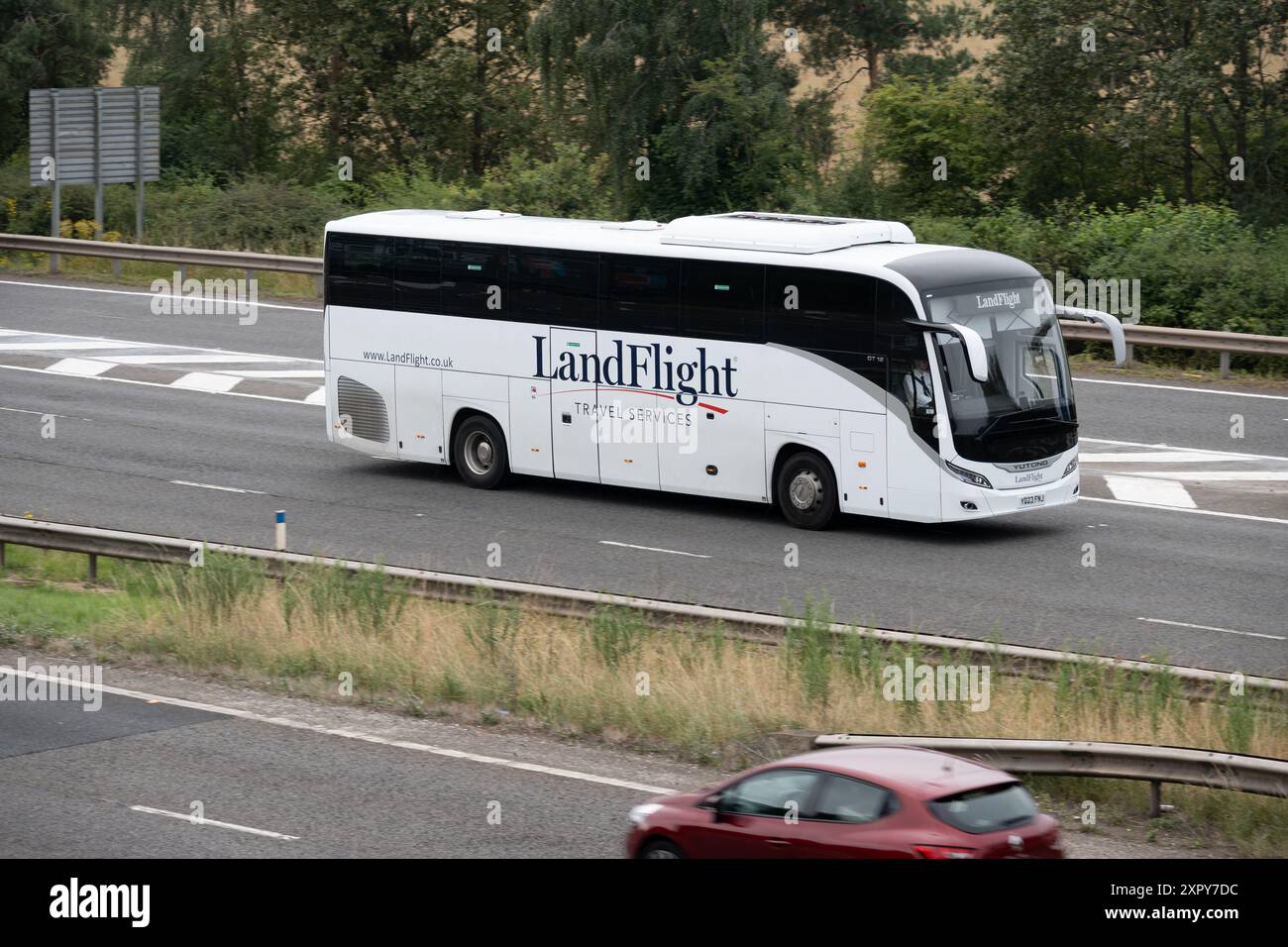 LandFlight Bus, M40 Autobahn, Warwickshire, Großbritannien Stockfoto