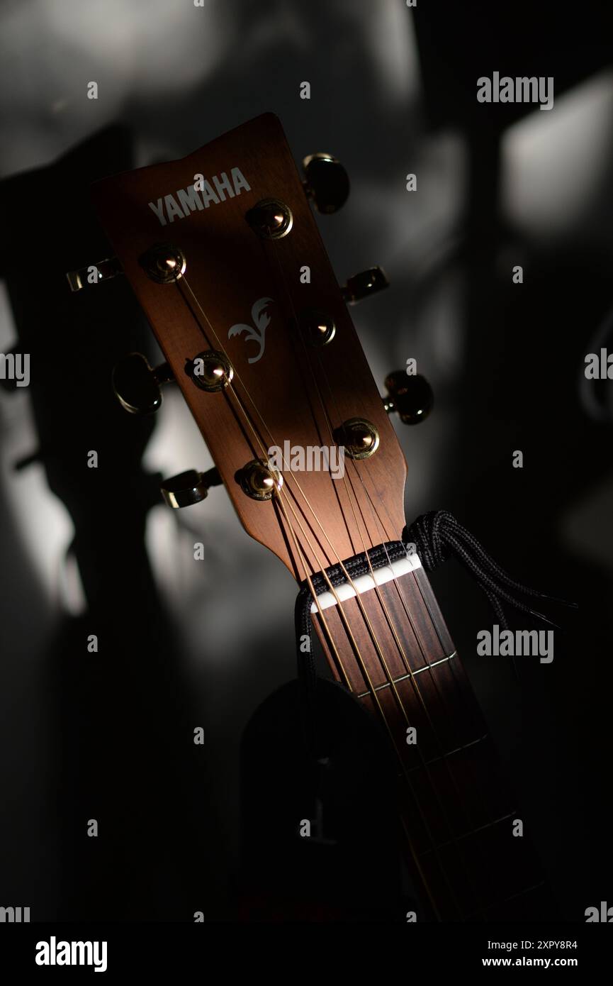 Yamaha Gitarre F335 Stimmkopf. Das Foto wurde in meinem Zimmer gemacht, mit Licht, das vom Fenster kam. Stockfoto