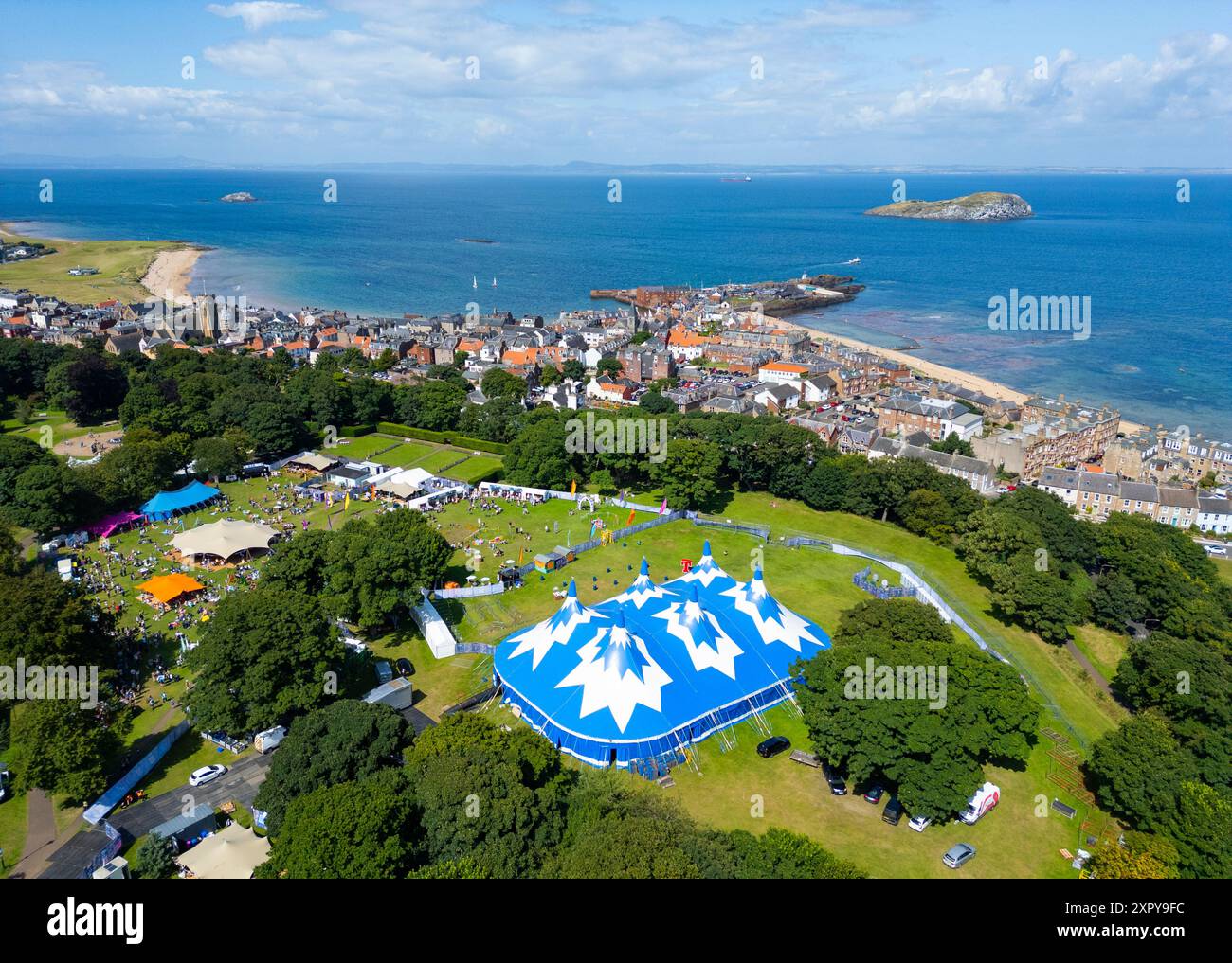 North Berwick, Schottland, Großbritannien. August 2024. Luftaufnahme des Fringe by the Sea Festivals in North Berwick, East Lothian. Das Festival ist ein Alter Stockfoto