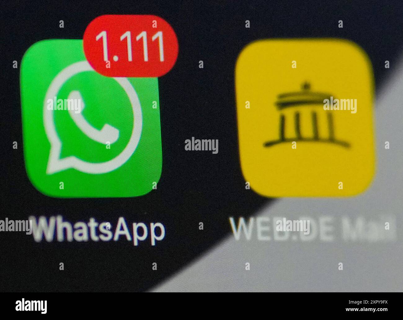 Hamburg, Deutschland. Juli 2024. Das iPhone programmiert WhatsApp und WEB. DE Mail kann auf dem Display eines Smartphones angezeigt werden. Im Messenger-Programm werden 1111 ungelesene Nachrichten rot angezeigt. Quelle: Soeren Stache/dpa/Alamy Live News Stockfoto