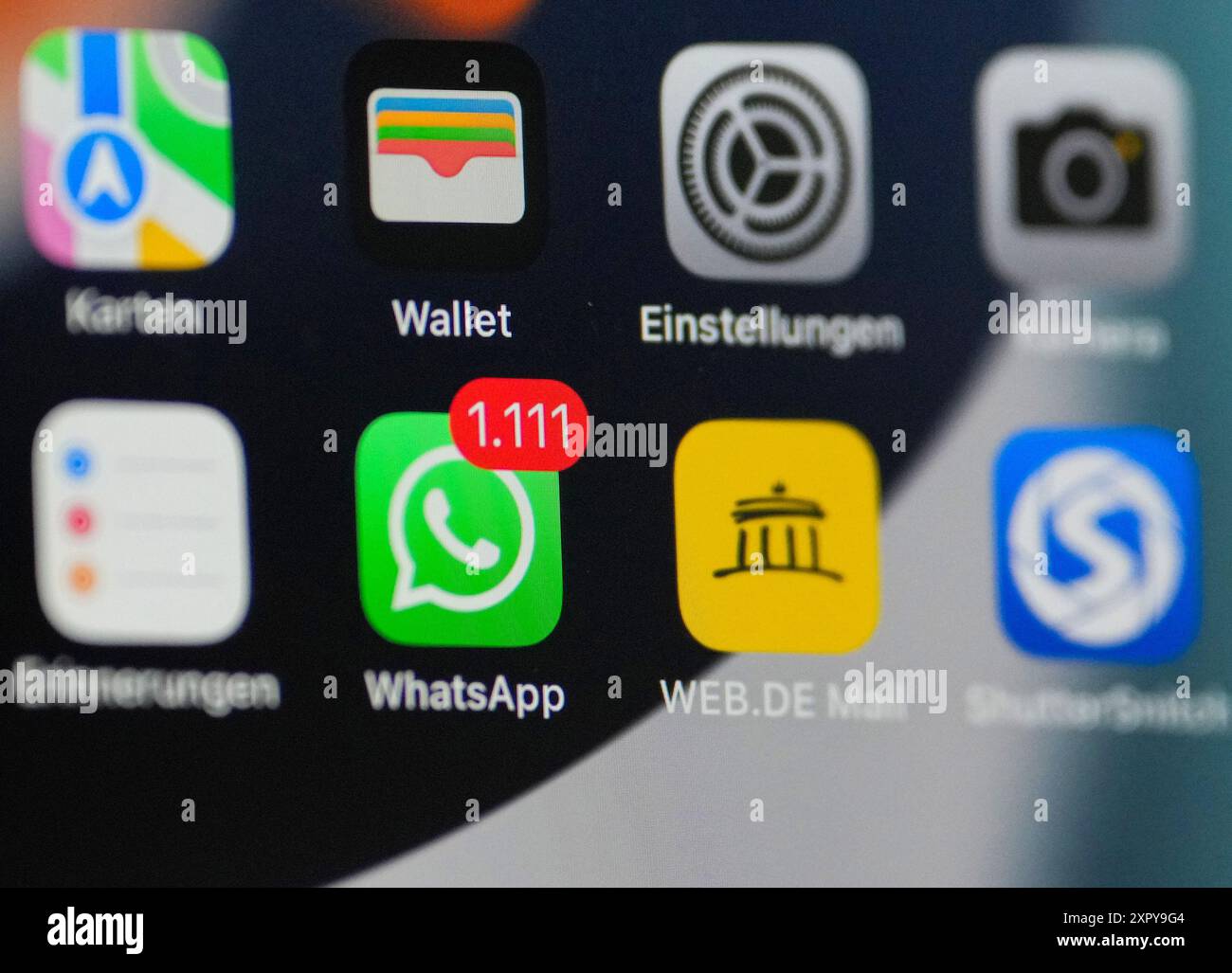 Hamburg, Deutschland. Juli 2024. Das iPhone programmiert WhatsApp und WEB. DE Mail kann auf dem Display eines Smartphones angezeigt werden. Im Messenger-Programm werden 1111 ungelesene Nachrichten rot angezeigt. Quelle: Soeren Stache/dpa/Alamy Live News Stockfoto
