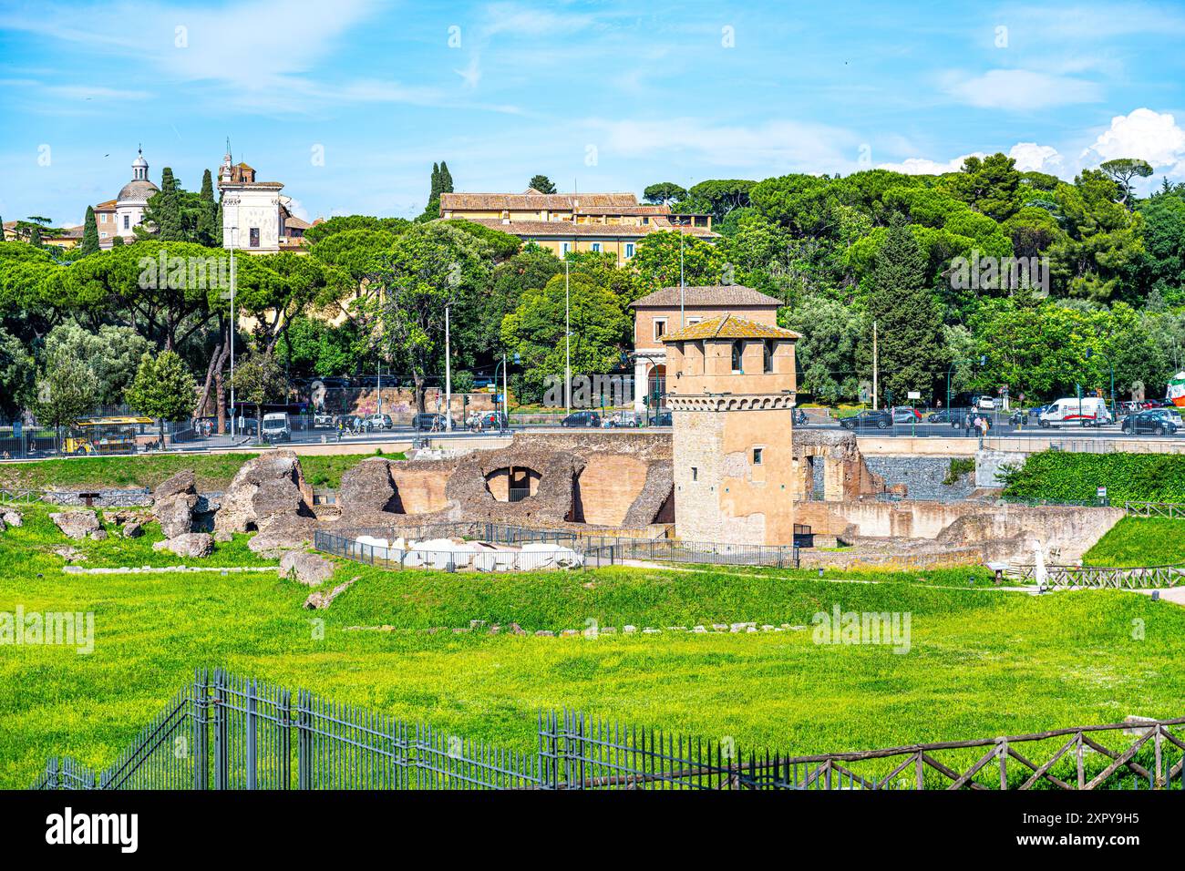 Blick auf den Torre della Moletta, einen Turm in Rom, Italien. Der Turm befindet sich auf einem grasbewachsenen Hügel mit Blick auf die Ruinen des Circus Maximus. Stockfoto