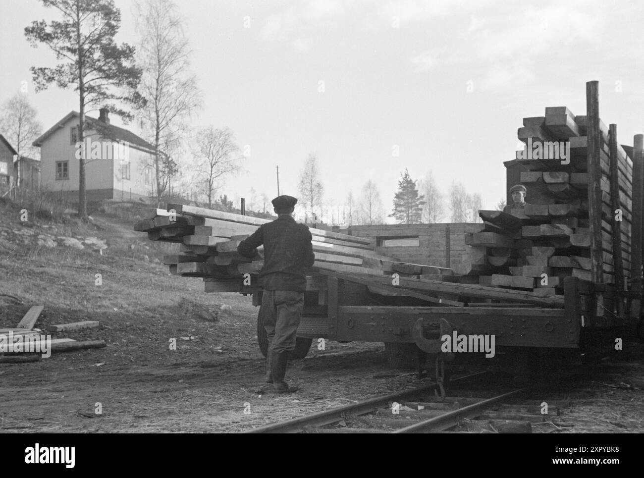 Aktuell 10-1948: Die Zivilisation holt die Hølandsbanen ein. Hølandsbanen ist eine Schmalspurbahn im Landkreis Akershus, die vom Bahnhof Sørumsand an der Kongsvingerbanen zum Bahnhof Skullerud in Aurskog-Høland führte. Holz wird mit der Bahn transportiert. Foto: Sverre A. Børretzen / aktuell / NTB ***das Foto ist nicht bearbeitetes Bild*** dieser Bildtext wird automatisch übersetzt dieser Bildtext wird automatisch übersetzt dieser Bildtext wird automatisch übersetzt Stockfoto