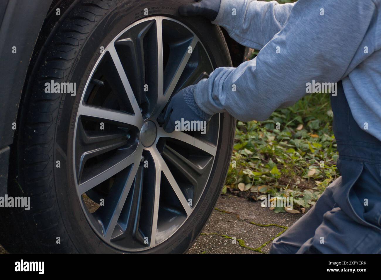 Die Radmuttern werden von Hand vormontiert Stockfoto