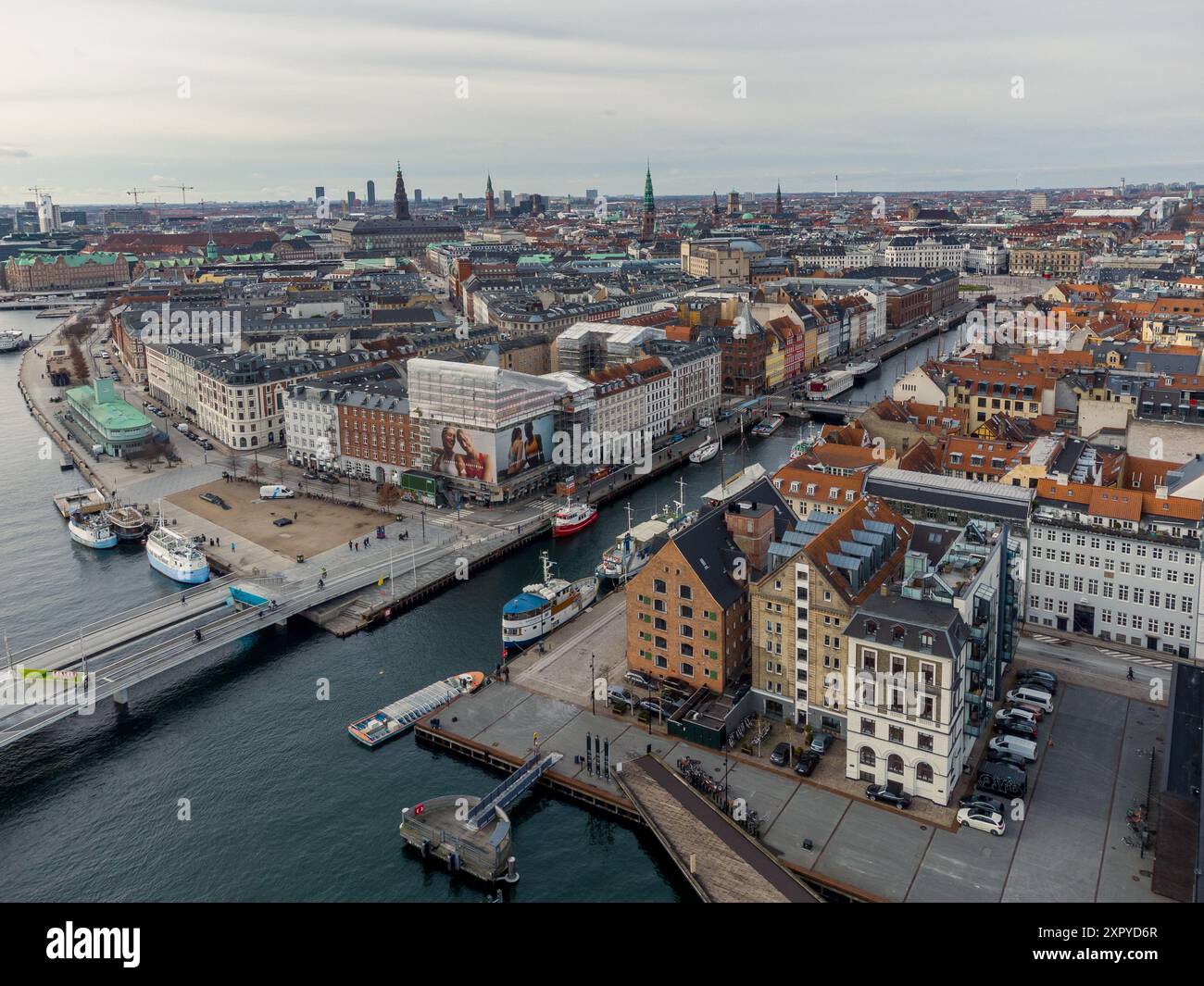 Kopenhagen, Dänemark - 22. Februar 2022: Luftaufnahme des berühmten Nyhavn-Hafens in Kopenhagen, dänischer Hauptstadt im Winter Stockfoto