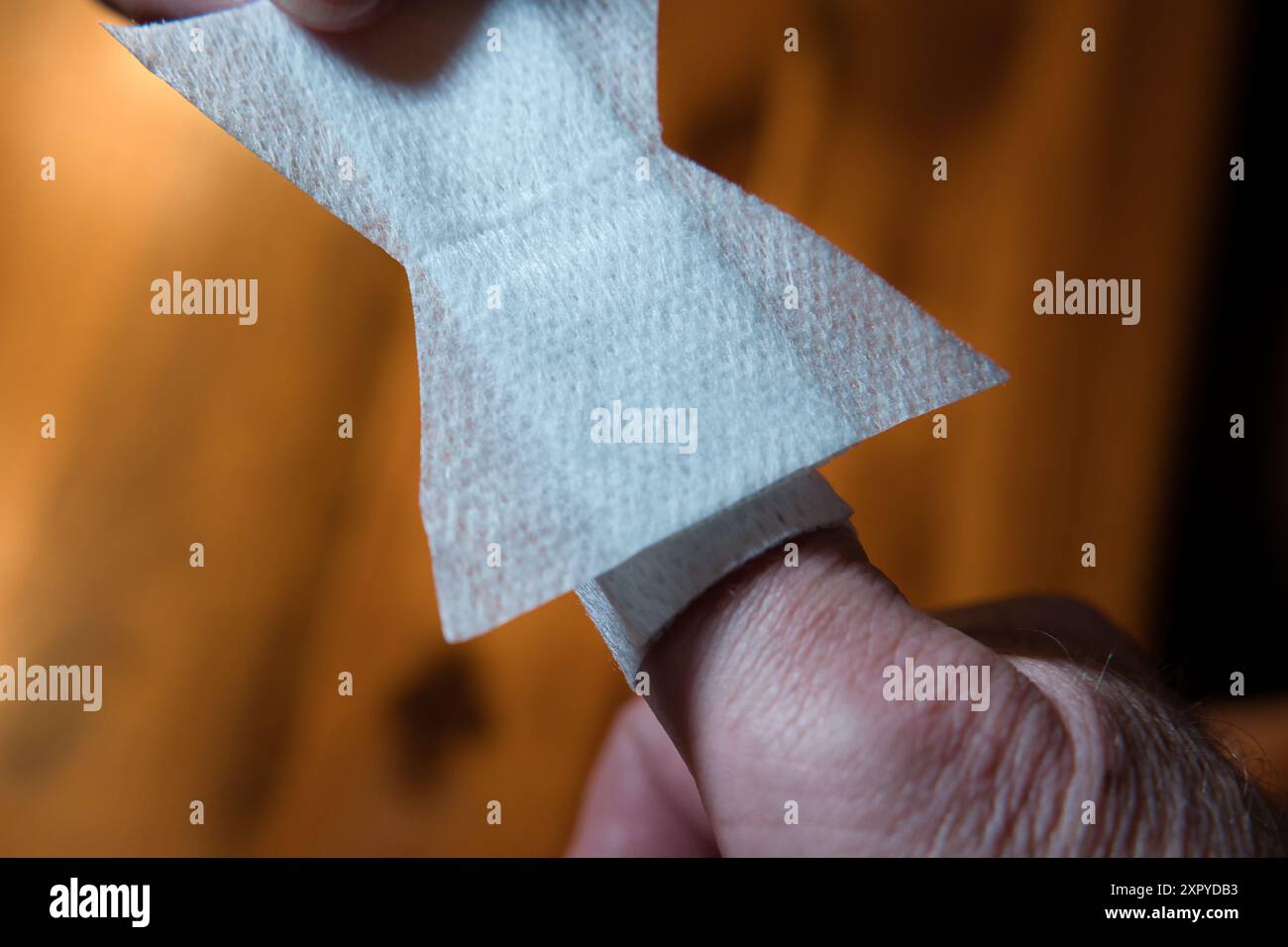 Die Fingerspitze des Daumens erhält ein Pflaster Stockfoto