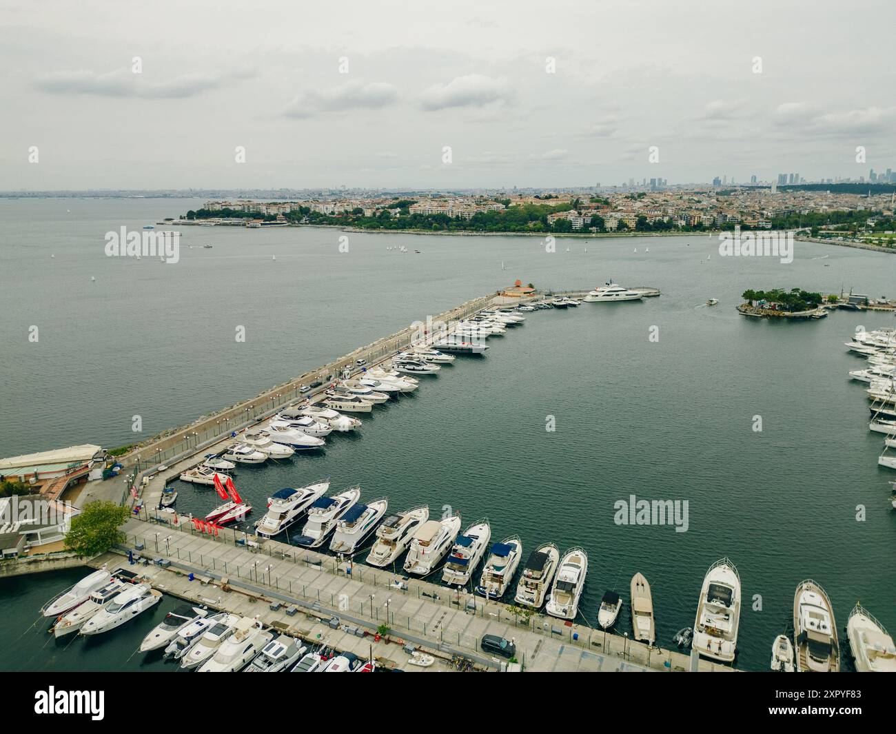 Drohnenblick auf die Kalamis Fenerbahce Marina in Istanbul. Luxusleben. Hochwertige Fotos Stockfoto