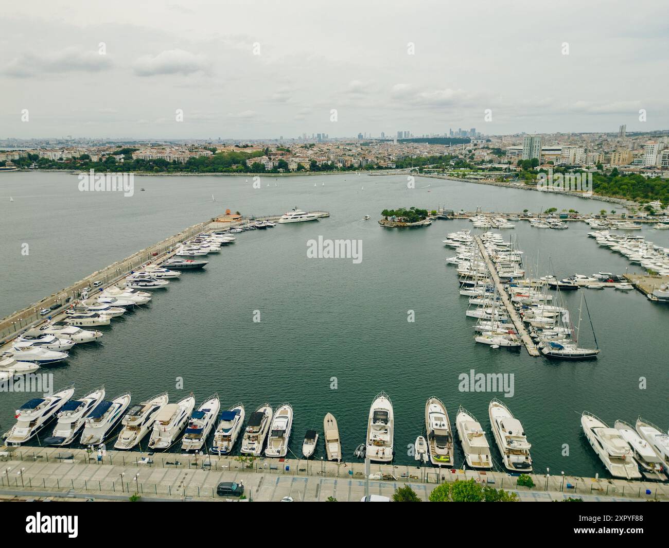 Drohnenblick auf die Kalamis Fenerbahce Marina in Istanbul. Luxusleben. Hochwertige Fotos Stockfoto