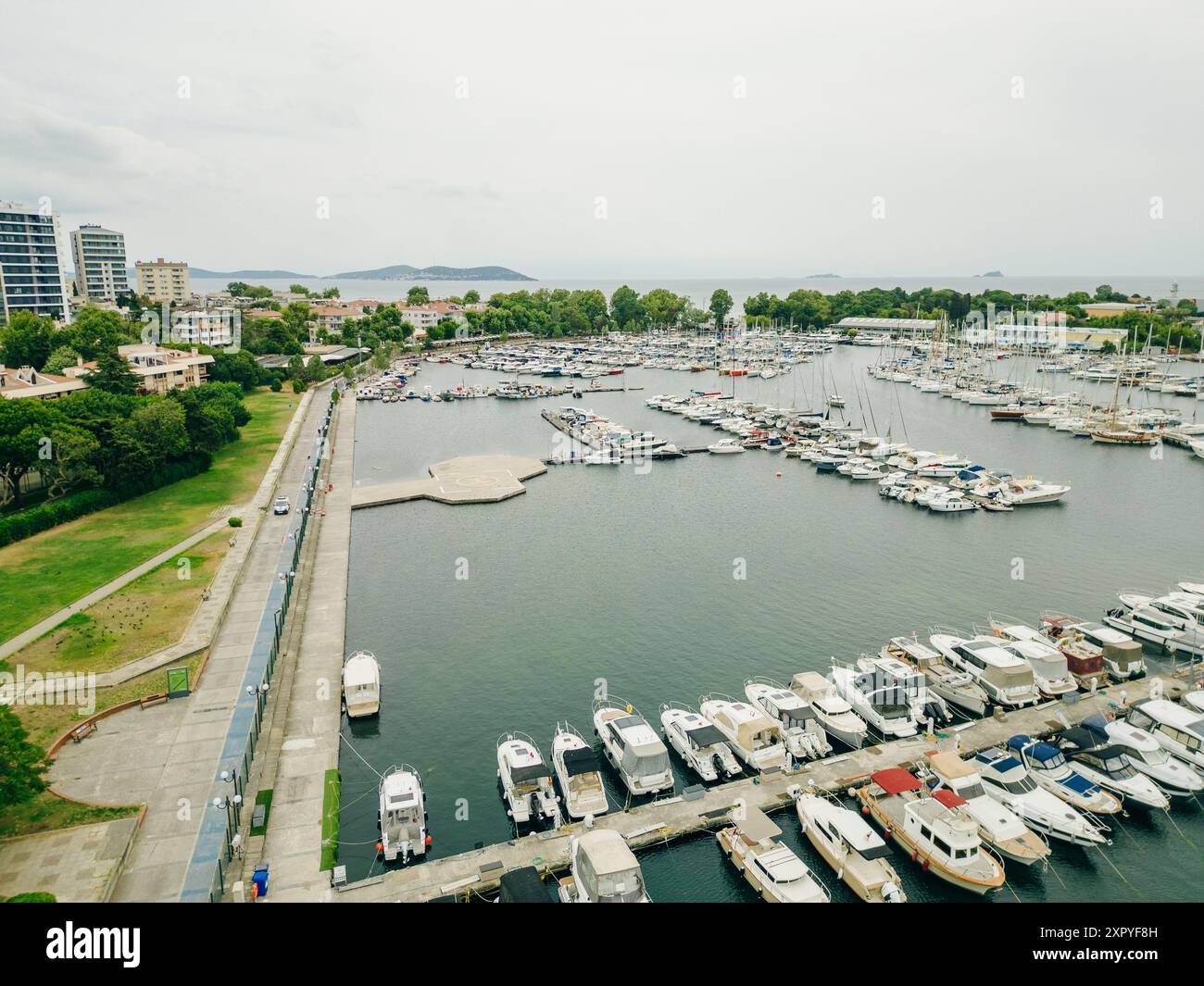 Drohnenblick auf die Kalamis Fenerbahce Marina in Istanbul. Luxusleben. Hochwertige Fotos Stockfoto