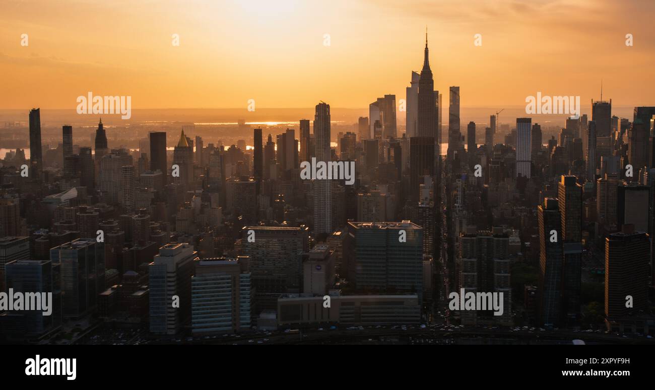 New York City Aerial Aerial City City City mit atemberaubenden Wahrzeichen Manhattans, Wolkenkratzern und Wohngebäuden am Abend. Großer Weitwinkel-Panoramablick über den Hubschrauber auf ein beliebtes Reiseziel Stockfoto