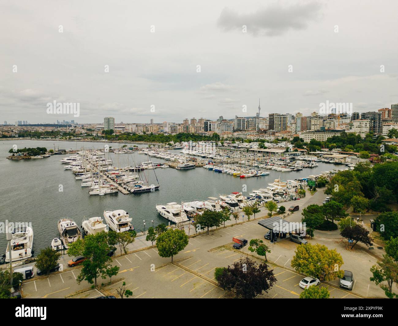 Drohnenblick auf die Kalamis Fenerbahce Marina in Istanbul. Luxusleben. Hochwertige Fotos Stockfoto