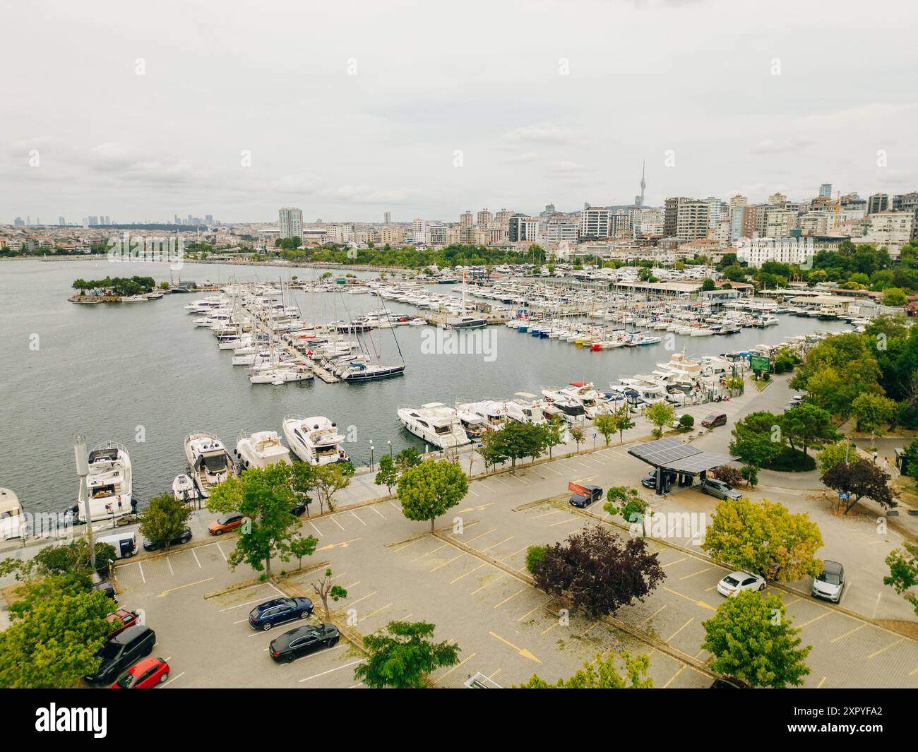 Drohnenblick auf die Kalamis Fenerbahce Marina in Istanbul. Luxusleben. Hochwertige Fotos Stockfoto