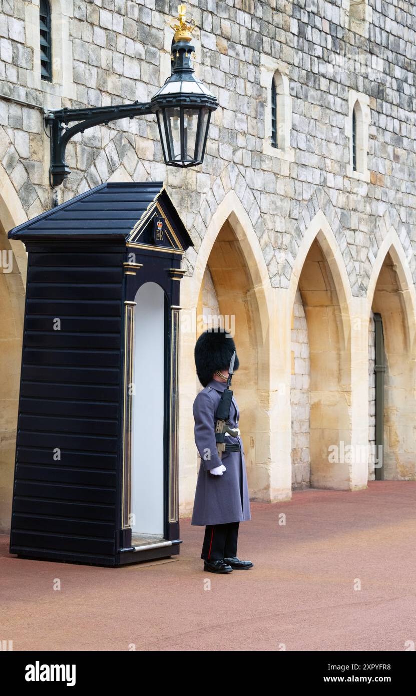 Ein Wächter der walisischen Garde in Windsor Castle, Windsor, Berkshire, England Stockfoto