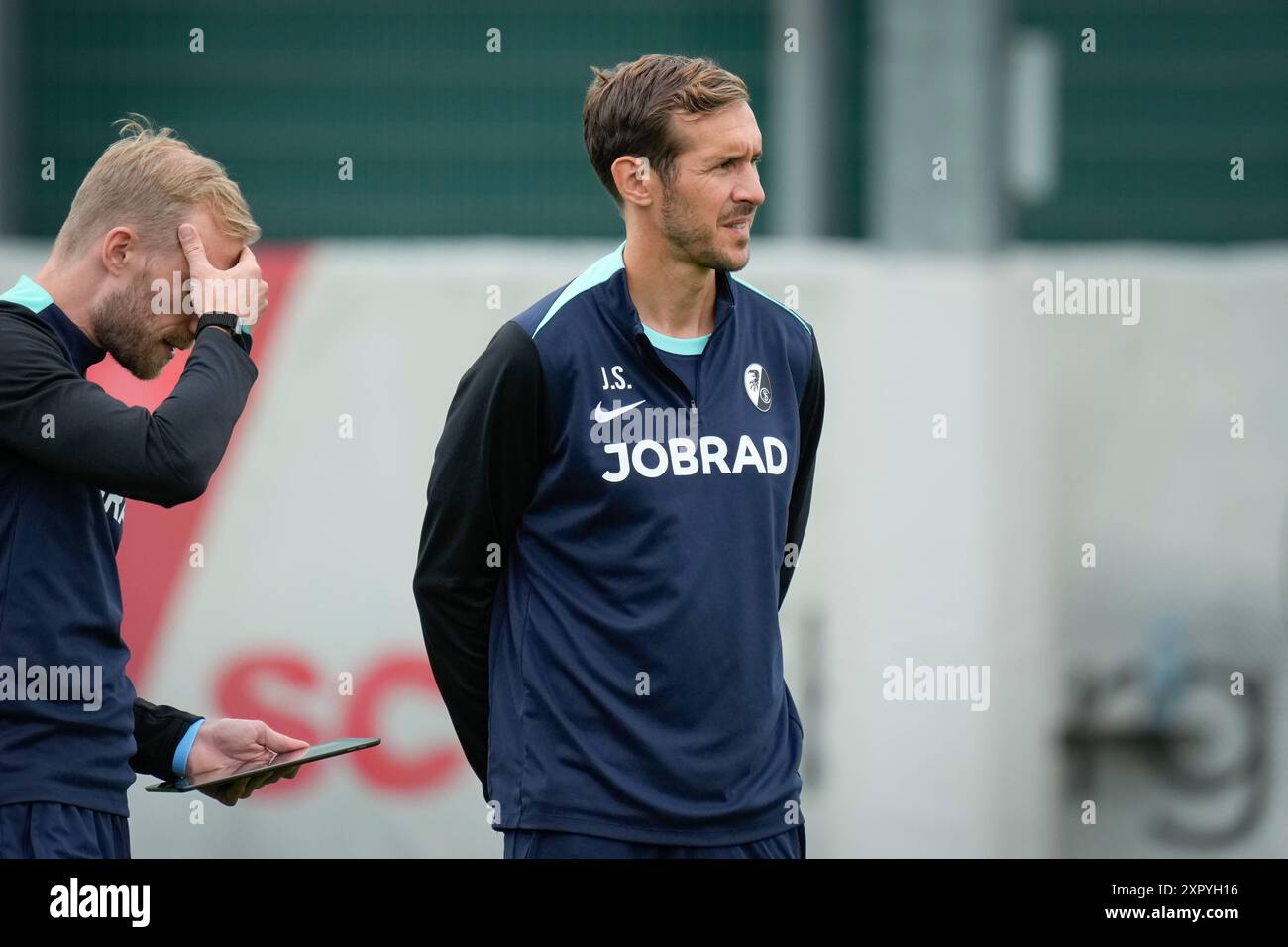 Fussball, Bundesliga, Herren, Training SC Freiburg - Freiburgs Trainer Julian Schuster und Freiburgs Leichtathletiktrainer Maximilian Kessler *** Fußball, Bundesliga, Männer, Training SC Freiburg Freiburgs Trainer Julian Schuster und Freiburgs Leichtathletiktrainer Maximilian Kessler Copyright: XFinleyxMörchx Stockfoto