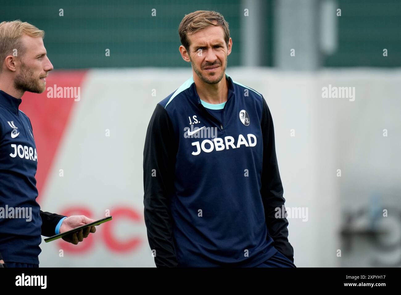 Fussball, Bundesliga, Herren, Training SC Freiburg - Freiburgs Trainer Julian Schuster und Freiburgs Leichtathletiktrainer Maximilian Kessler *** Fußball, Bundesliga, Männer, Training SC Freiburg Freiburgs Trainer Julian Schuster und Freiburgs Leichtathletiktrainer Maximilian Kessler Copyright: XFinleyxMörchx Stockfoto