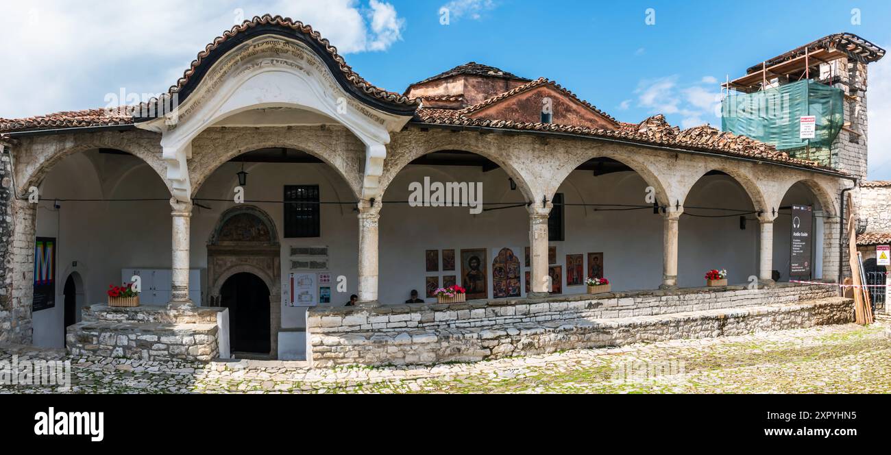 Die Dormition Cathedral (albanisch Katedralja Fjetja e Shën Mërisë) ist eine albanisch-orthodoxe Kirche im Berat Castle in Albanien Stockfoto