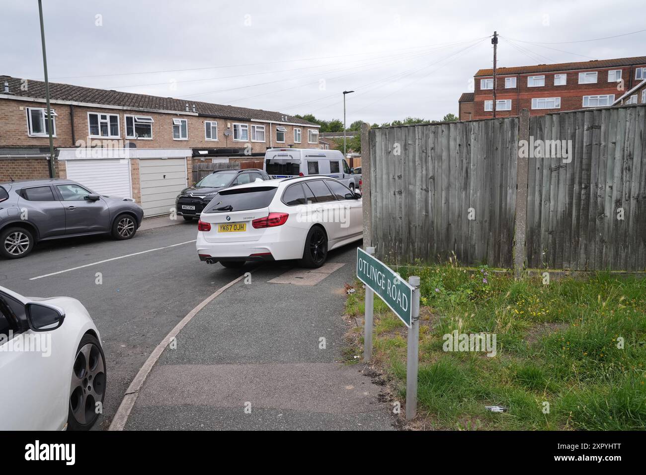 Ein Blick in der Nähe der Szene in Orpington, London, wo drei Menschen am Mittwoch erschossen wurden. Die Polizei besuchte den Tatort zusammen mit dem Londoner Ambulanzdienst, der einen 18-jährigen Mann behandelte, bevor er ihn ins Krankenhaus brachte. Zwei weitere Opfer, beide Jungen im Alter von 14 Jahren, wurden mit Schussverletzungen gefunden, während Beamte die Gegend durchsuchten und ins Krankenhaus gebracht wurden. Bilddatum: Donnerstag, 8. August 2024. Stockfoto