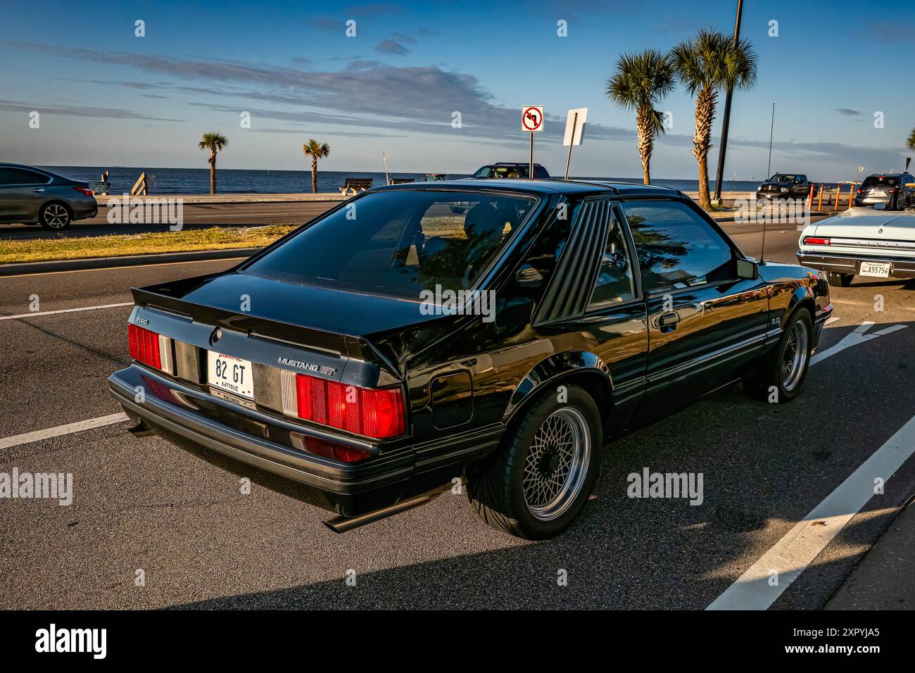 Gulfport, MS - 2. Oktober 2023: Hochperspektivische Heckeckansicht eines Ford Mustang GT Coupés aus dem Jahr 1982 auf einer lokalen Autoshow. Stockfoto