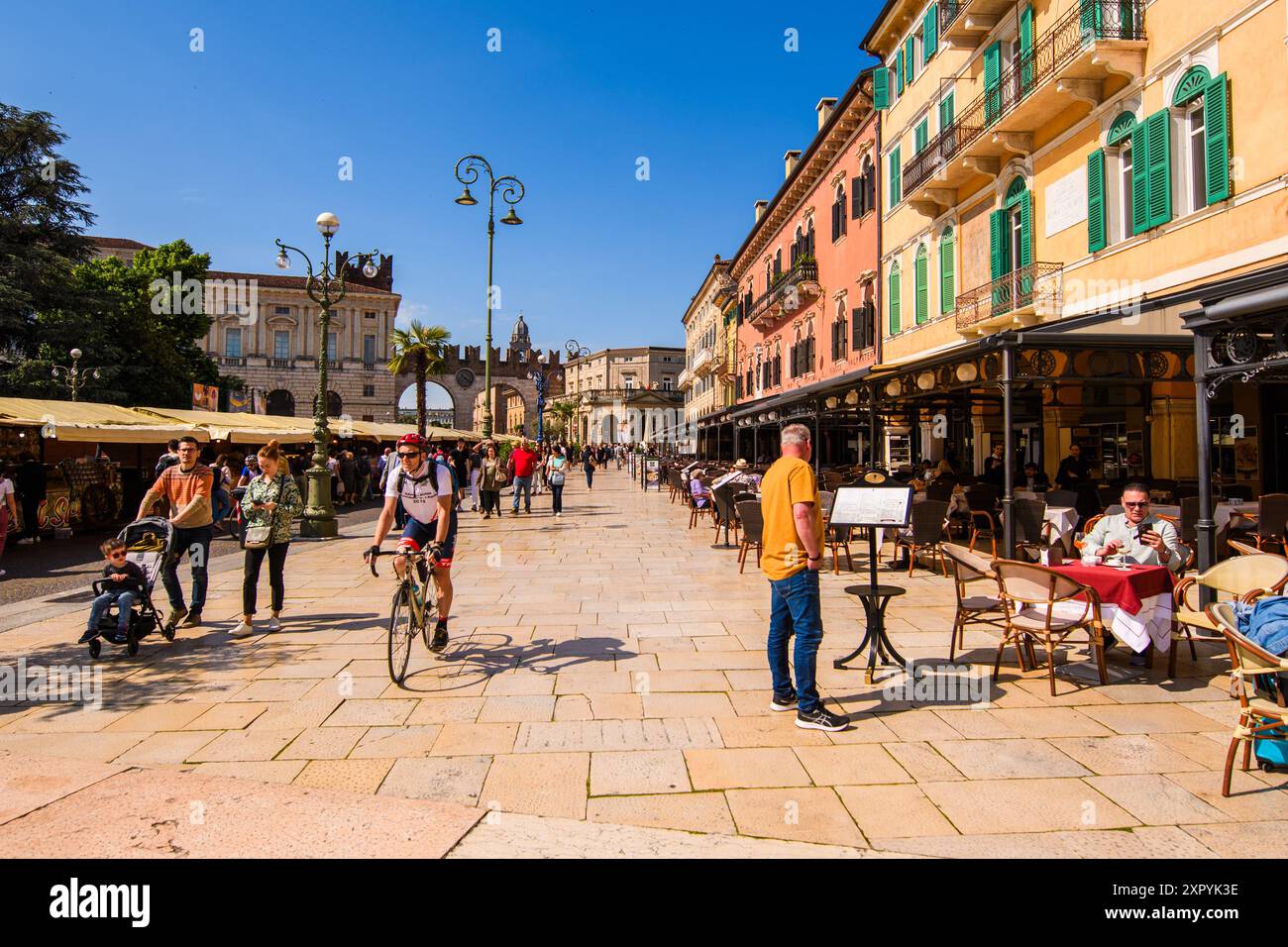 VERONA, ITALIEN – 10. MAI 2024: Piazza Bra in Verona, wo sich die Arena von Verona befindet. Stockfoto