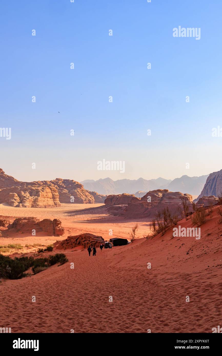 Wadi Rum, Jordanien - 28. Februar 2023. Landschaft der Wüste Wadi Rum in Jordanien. Touristen, die den Canyon besuchen. Stockfoto