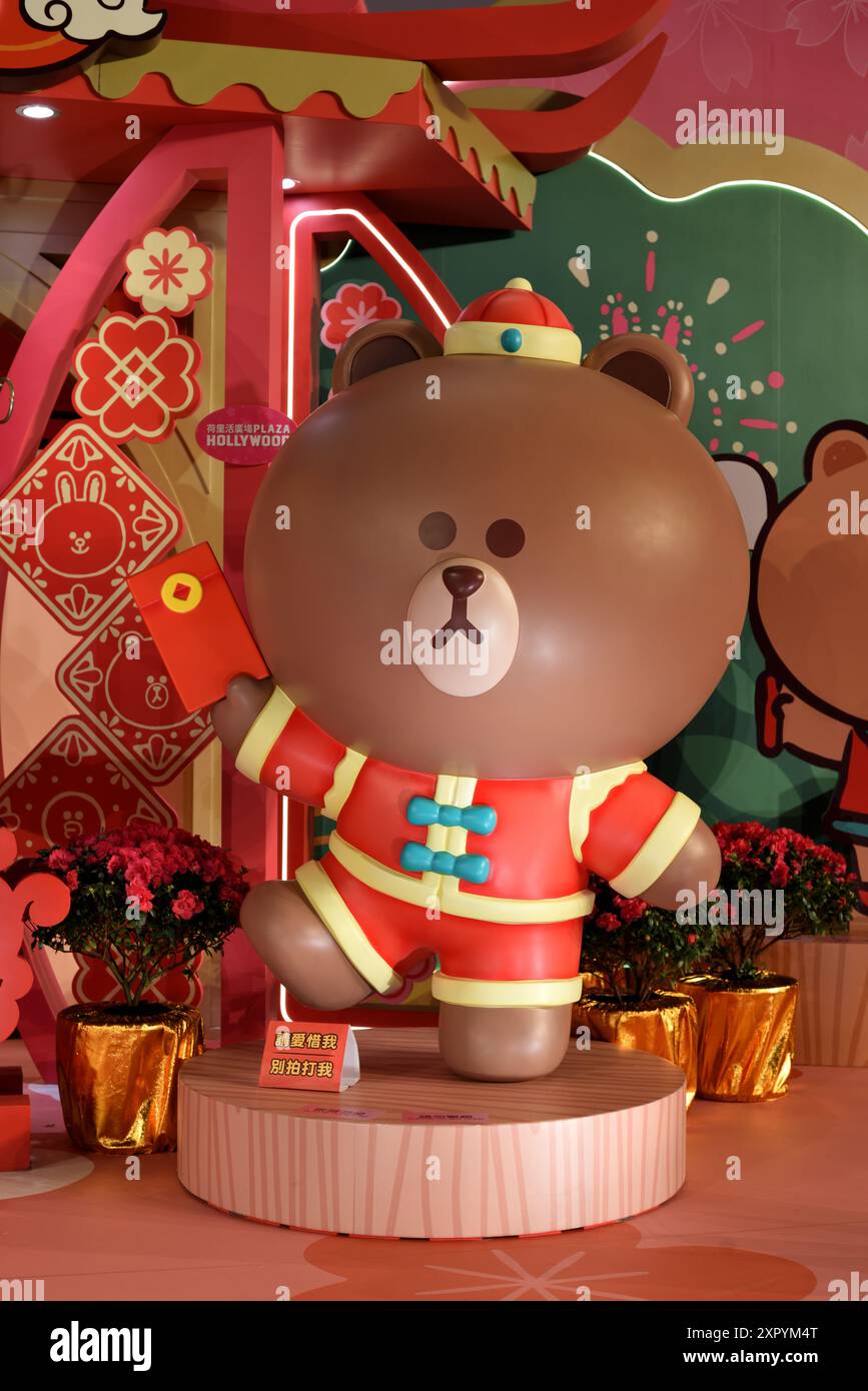 Brown of Line Friends machen Chinesisches Kostüm, um das chinesische Neujahr zu feiern Stockfoto