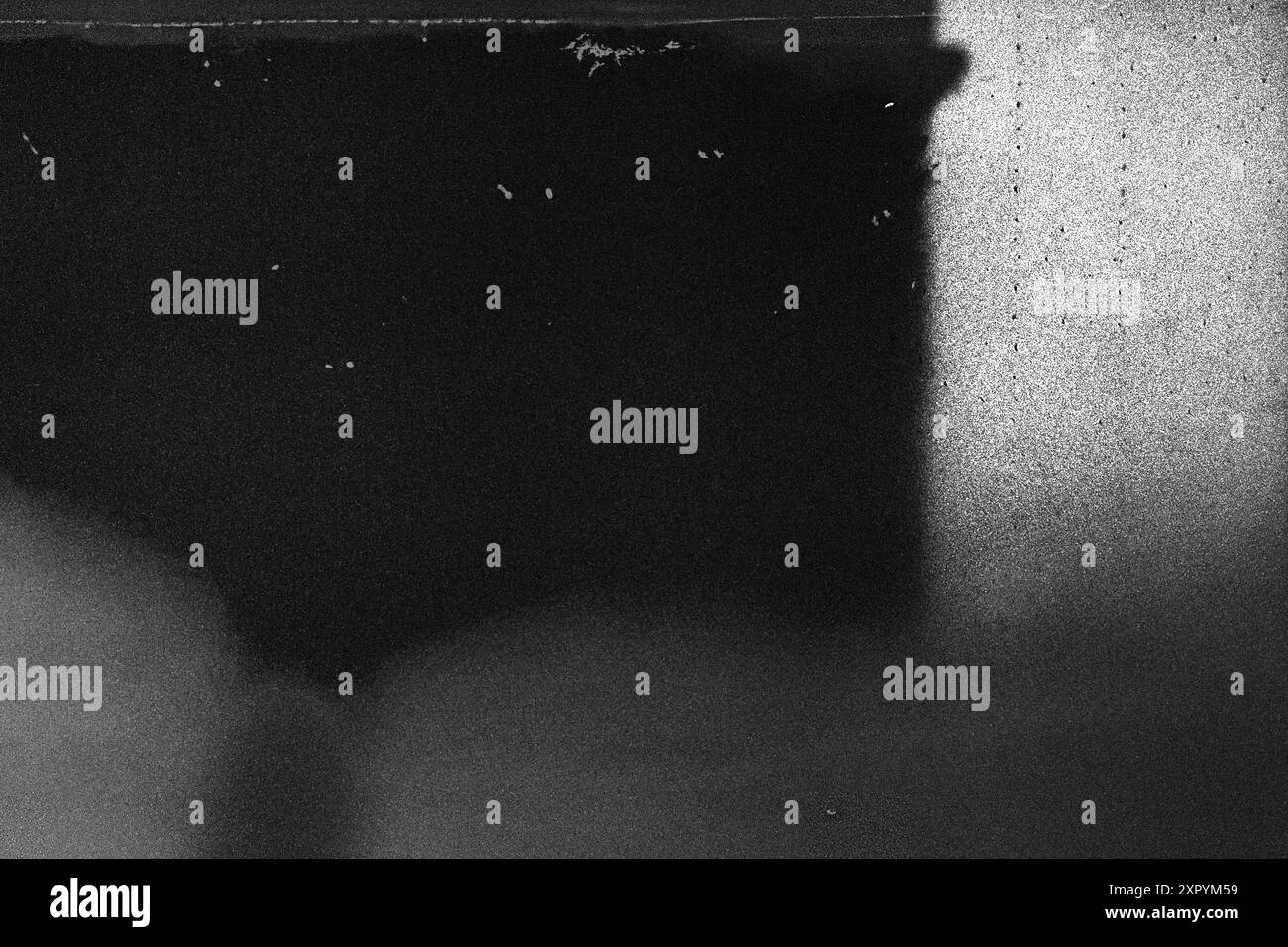 Überlagern Sie die Staubstruktur für einen Retro-Effekt. Schleifen Sie alte Folie mit Körnung, Körnung und Kratzern auf Papier. Leerer Vintage-Hintergrund für Grungy-Design. Stockfoto