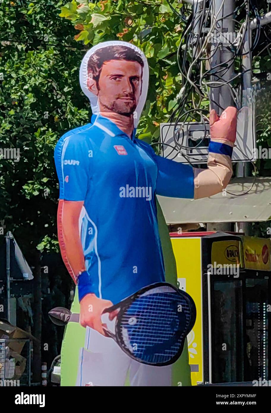 Weltberühmter Tennisspieler, serbischer Pride Novak Djokovic als Tube man Grüße aus Kavadarci. Schwenkende Hand. Stockfoto