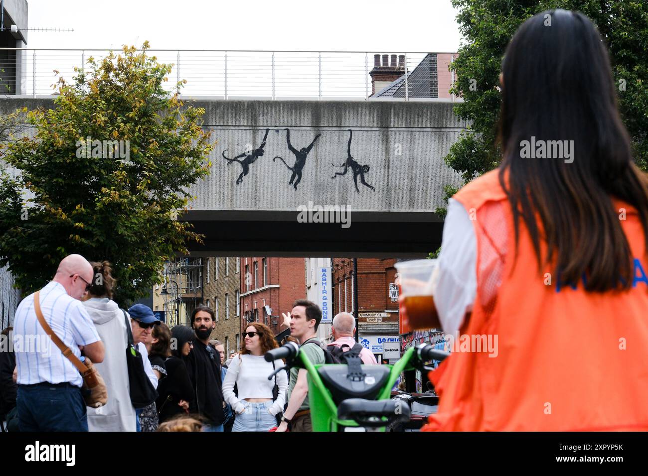 Brick Lane, London, Großbritannien. August 2024. Banksy-Kunst mit ...