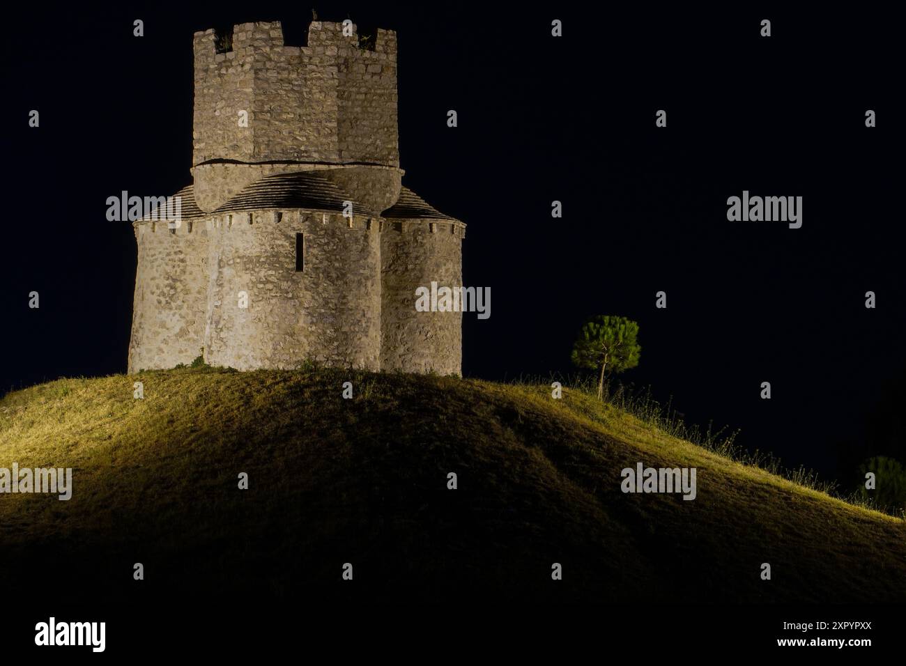 Nin, Kroatien, 24. Juli 2024: Alte kleine Steinkirche St. Nikolaus auf dem Hügel Stockfoto