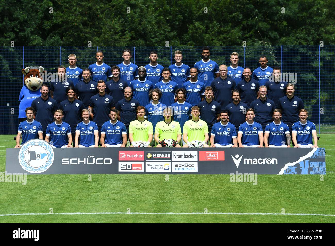 Fussball 3. Liga Offizieller Fototermin DSC Arminia Bielefeld am 10.07.2024 auf dem Trainingsgelaende in Bielefeld Mannschaftsfoto/Teamfoto DSC Arminia Bielefeld Hintere Reihe v.l.n.r.: Louis Oppie, Joel Felix, Maximilian Grosser, Gerrit Gohlke, Lukas Kunze, Andre Becker, Leon Schneider, Jeredy Hilterman. Zweite Reihe v.l.n.r.: Lohmann (Maskottchen), Arne Boeker (Physiotherapeut), Michael Schweika (Physiotherapeut), Mario Bertling (Physiotherapeut), Merveille Biankadi, Stefano Russo, Noah Sarenren Bazee, Sebastian Wolf (Zeugwart), Rainer Schonz (Zeugwart), Malte Hornemann (Reha-Trainer). Stockfoto