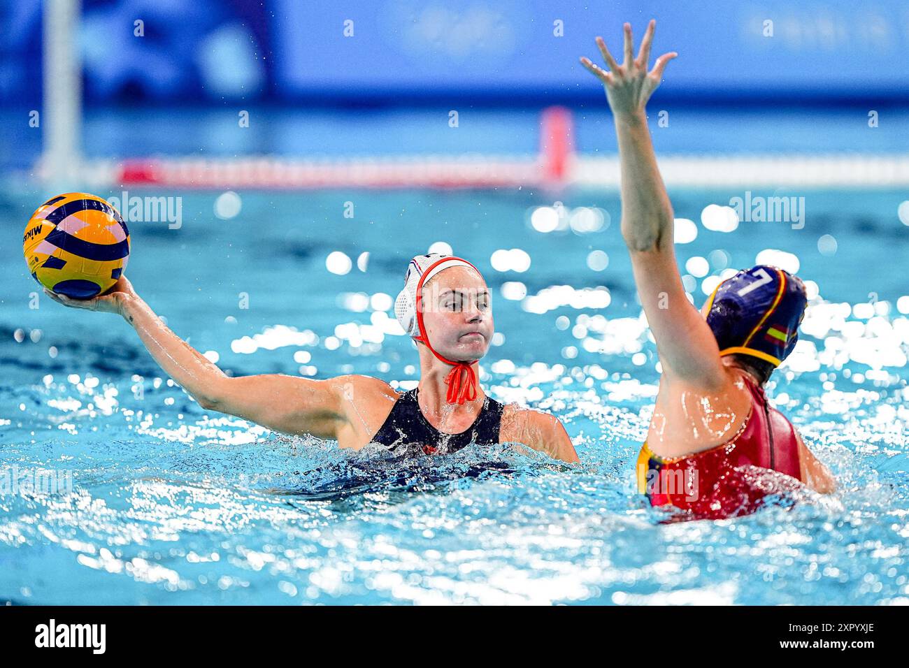 Paris, Frankreich. August 2024. PARIS, FRANKREICH - 8. AUGUST: Brigitte Sleeking von den Niederlanden kämpft um Besitz mit Elena Ruiz Barril von Spanien während des Water Polo - Olympischen Spielen Paris 2024 Halbfinale zwischen den Niederlanden und Spanien am 13. Tag in La Defense am 8. August 2024 in Paris, Frankreich. (Foto von Andre Weening/Orange Pictures) Credit: Orange Pics BV/Alamy Live News Stockfoto