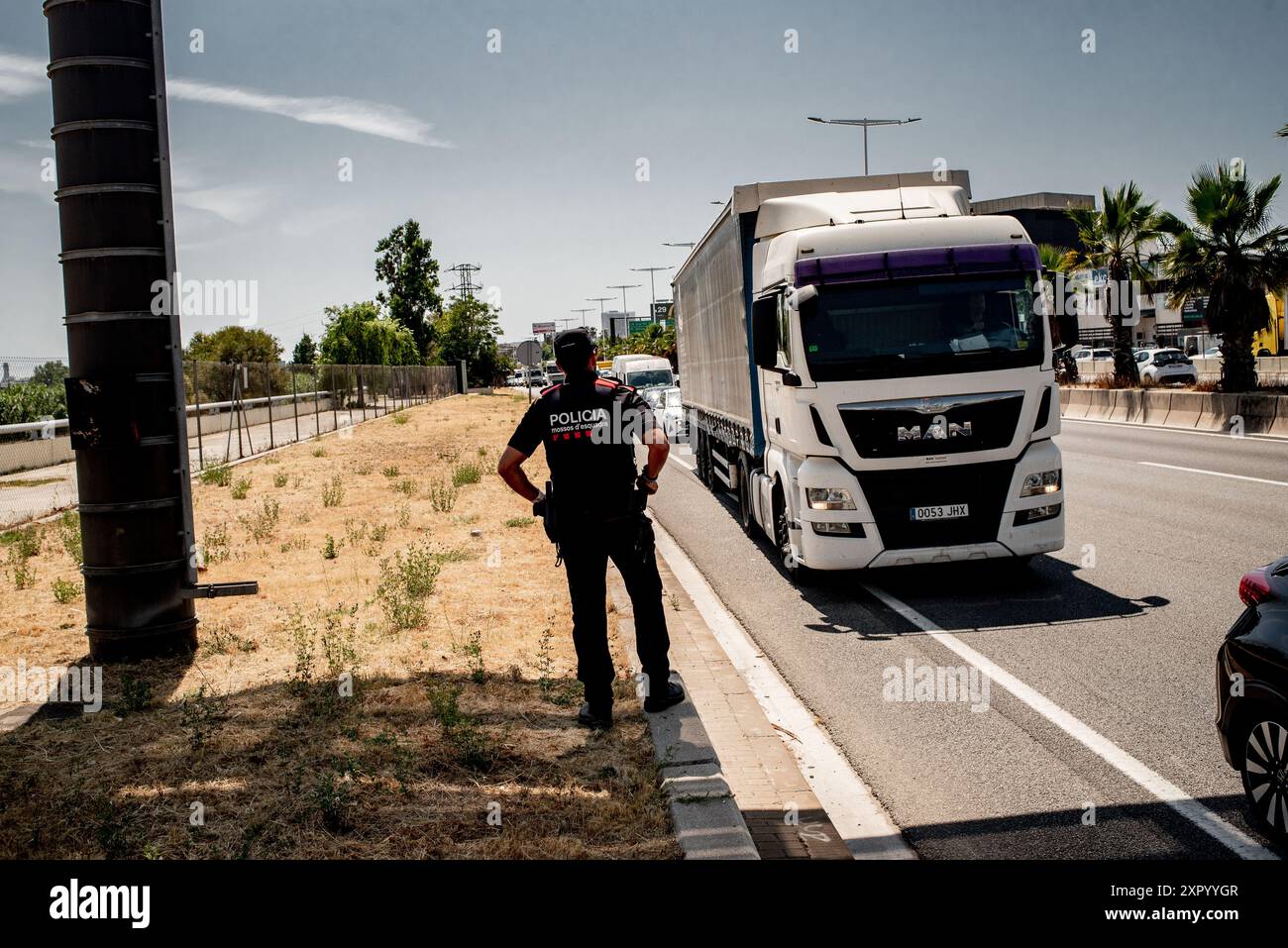 Barcelona, Katalonien, Spanien. 8. August 2024, Barcelona, Spanien: Die katalanischen Polizeibeamten Mossos d’Esquadra führen während der sogenannten Operation „Cage“ einen Kontrollpunkt an der Ausfahrt von Barcelona durch, um Carles Puigdemont zu verhaften. Der ehemalige katalanische Präsident Carles Puigdemont ist nach sieben Jahren im Exil nach Spanien zurückgekehrt, um an der Debatte über die Amtseinführung im katalanischen Parlament teilzunehmen. Quelle: Jordi Boixareu/Alamy Life News Stockfoto