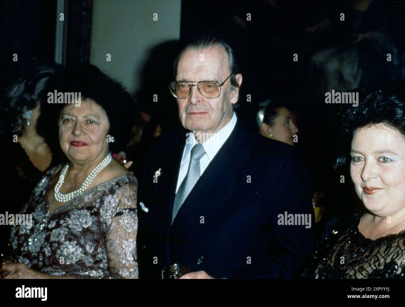 09-12-1989Archivio StoricoOlycom/LaPresseIl Granduca Vladimir Kirillovitch Romanov (Porvoo, 30 agosto 1917 &#x2013; Miami, 21 april 1992) &#xe8; stato pretendente al trono imperiale russo e capo della famiglia Romanov dal 1938 fino alla sua morte. Nella Foto: Granduca Wladimir Kirillowitsch Romanov con sua moglie Granduchessa Leonida e loro figlia Maria Wladimirowna RomanovaIn dem Foto: Großherzog Wladimir Kirillowitsch Romanov mit seiner Frau Großherzogin Leonida und ihrer Tochter Maria Wladimirowna Romanova Stockfoto