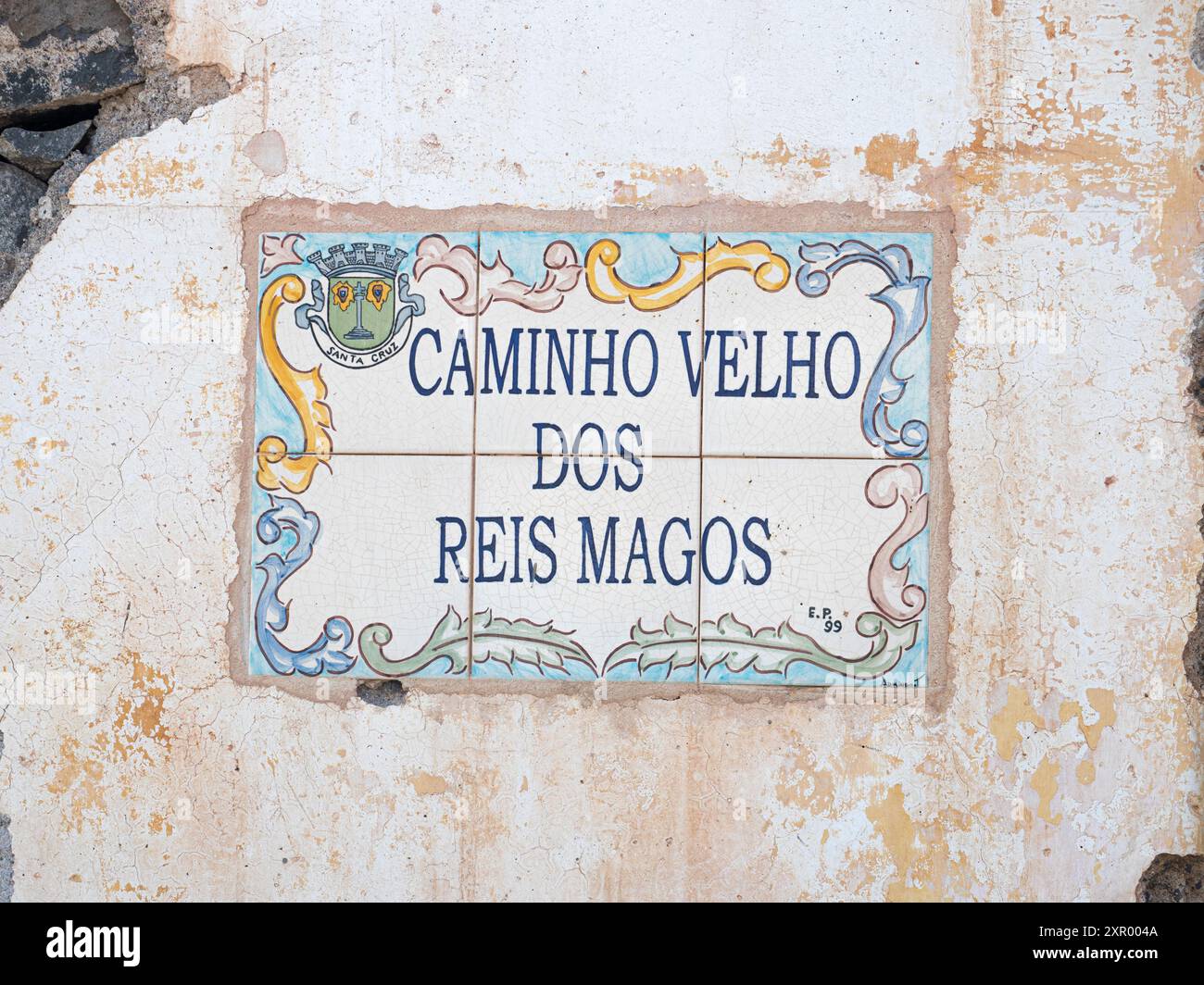 Straßenschild aus Fliesen, Canico de Baixo, Madeira. Es bedeutet den alten Weg der drei Magien (drei Weisen). Stockfoto