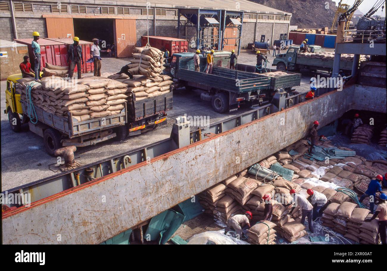 Kap Verde, Santiago Island, Praia - Zucker und Getreide aus Portugal werden im Hafen entladen. Stockfoto
