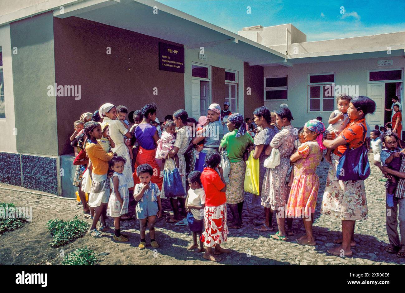 Kap Verde, Santo Antao, Ribeira Grande - Mütter und Kinder stehen vor einem Gesundheitszentrum. Stockfoto