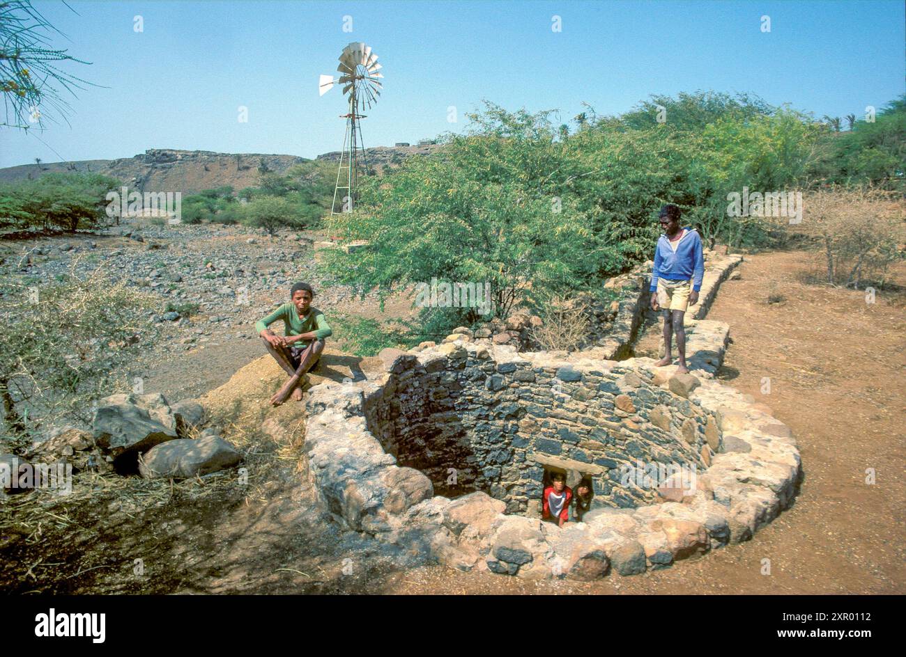 Kap Verde, Santiago Island - eine alte Windmühle pumpt Wasser an die Oberfläche, um es zu speichern und als Trinkwasser und Bewässerung zu verwenden. Stockfoto