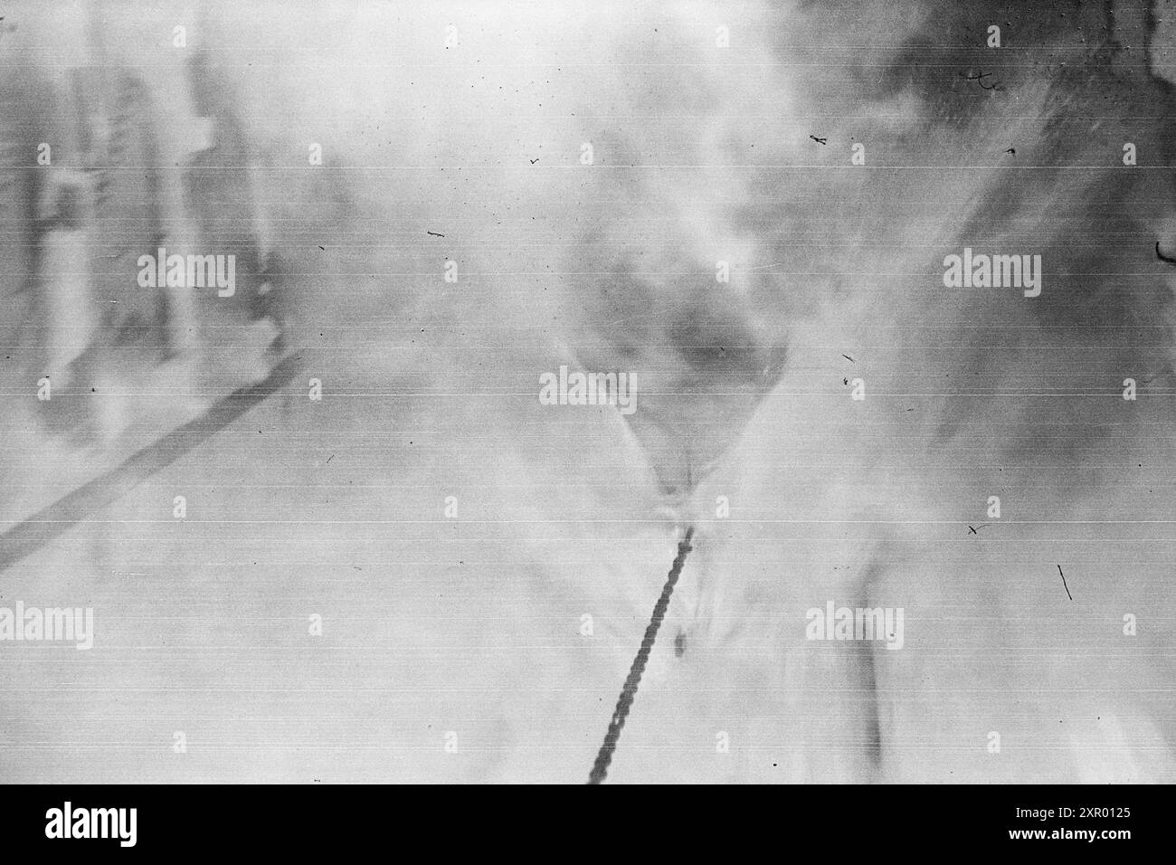 Tatsächlich 1948: Schneeräumung auf der Bergen Railway. Die Bergen Railway, eine der wichtigsten Eisenbahnlinien Norwegens, erreicht ihren höchsten Punkt westlich von Finse auf 1301 Metern über dem Meeresspiegel. Wind und Schnee sorgen hier dafür, dass es nicht immer so einfach ist, diese Strecke im Winter offen zu halten. Nachdem der rotierende Schneepflug und der „Scraper“ die Linie bearbeitet haben, wird eine schöne und gleichmäßige Straße ausgegraben. Aber die Gleise sind dann mehr oder weniger mit Schnee bedeckt. Jetzt ist es Zeit für den Kettenreiniger, der so konstruiert ist, dass er tief genug zwischen den Schienen gräbt und sie auch von Schnee reinigt. Die Spur Stockfoto