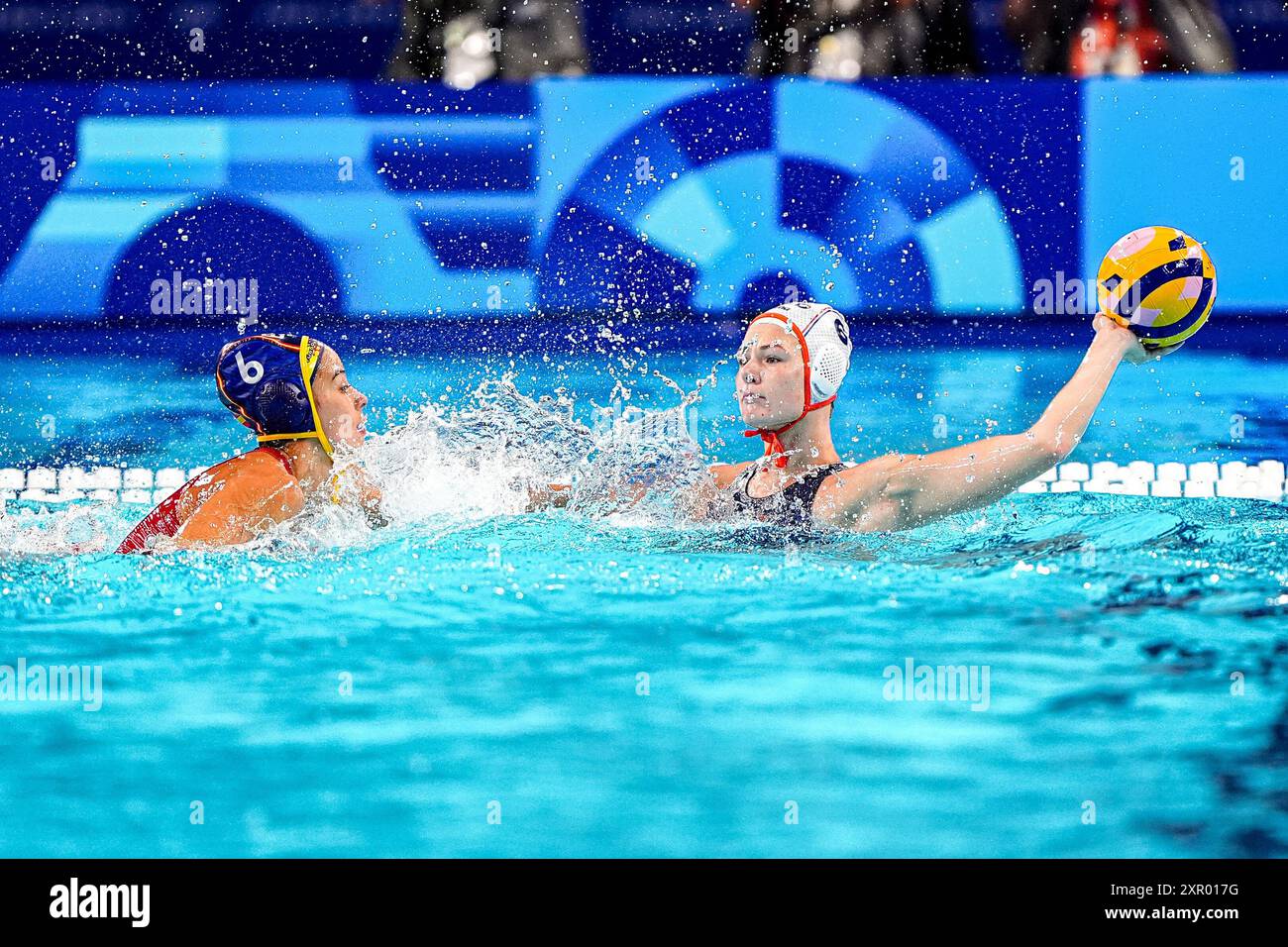 Paris, Frankreich. August 2024. PARIS, FRANKREICH - 8. AUGUST: Paula Crespi Barriga von Spanien kämpft um Besitz mit Simone van de Kraats aus den Niederlanden während des Water Polo - Olympischen Spielen Paris 2024 Halbfinale zwischen den Niederlanden und Spanien am 13. Tag in La Defense am 8. August 2024 in Paris, Frankreich. (Foto von Andre Weening/Orange Pictures) Credit: Orange Pics BV/Alamy Live News Stockfoto