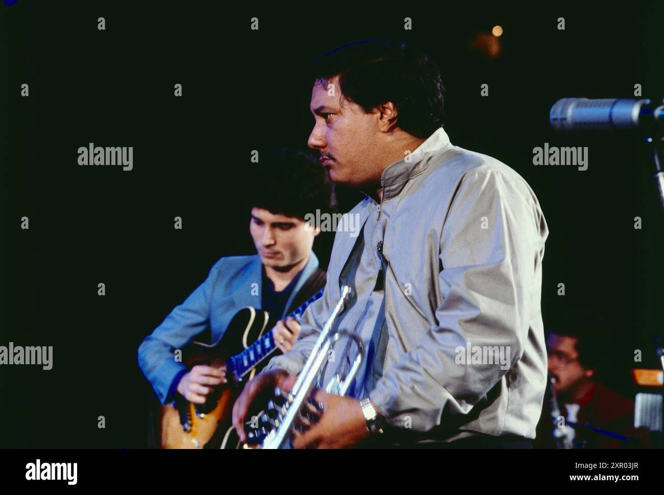 Jazz fest Berlin, Philharmonie, 1986, Arturo Sandoval, amerikanischer Jazz Trompeter, Auftritt mit dem Arturo Sandoval Sextett, Gitarrist Jorge Chicoy, links hinten. Stockfoto